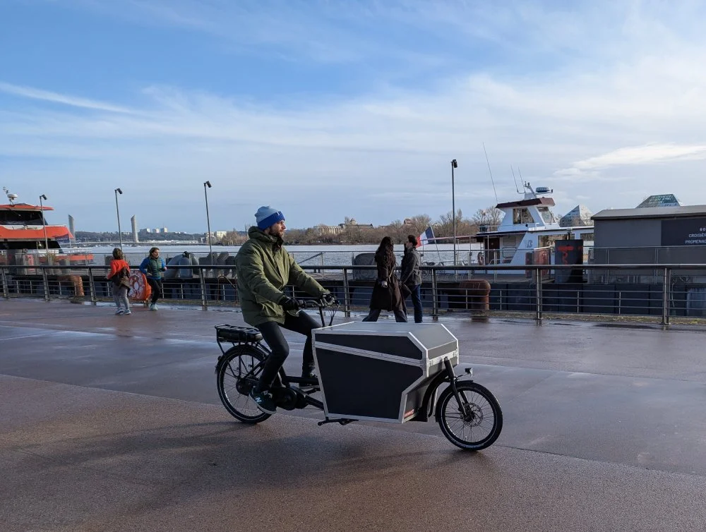 photo de florian poulain avec son vélo cargo s'en rendant chez un client pour un dépannage en plomberie
