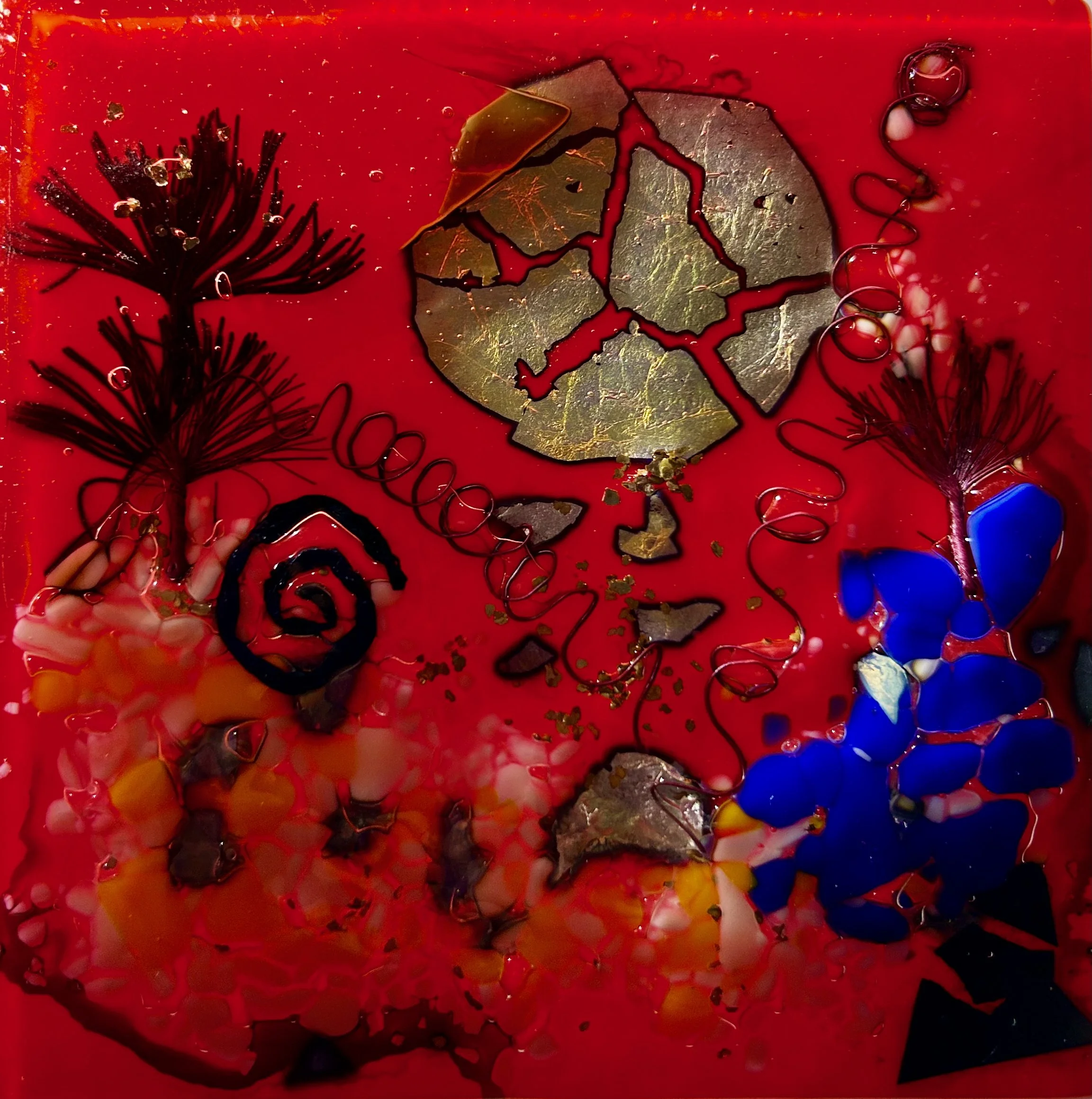 Decorative tile 16mm x 16mm
Coloured glass with glass frit & inclusions of silver leaf, copper foil, tin & copper wire
Inspired by a walk near the shore during a heatwave