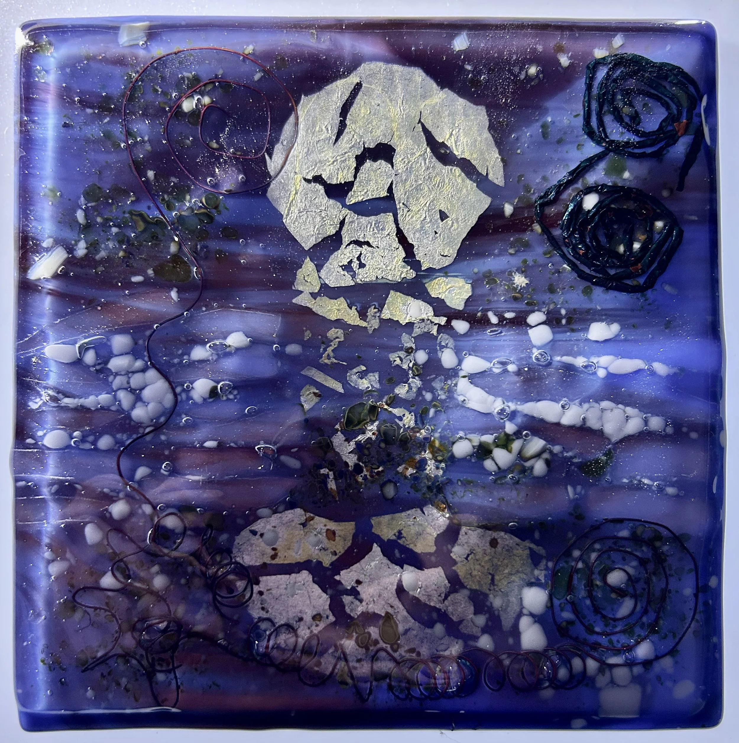 Decorative tile 16mm x 16mm
Coloured glass with glass frit & inclusions of silver leaf, copper foil, electric cable, copper wire & gold mica.
Inspired by a walk near the shore in the moonlight