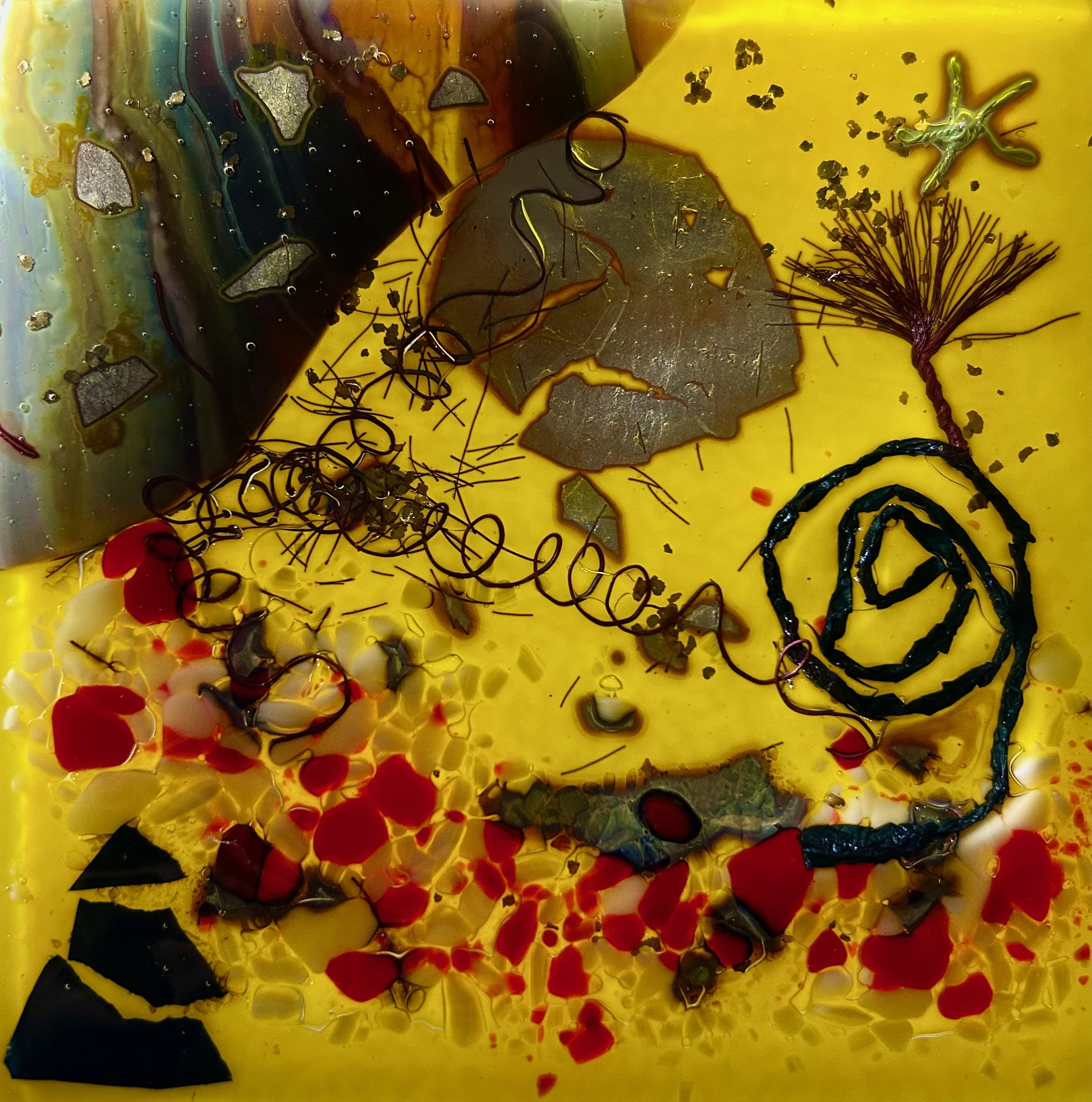 Decorative tile 16mm x 16mm
Coloured glass with glass frit & inclusions of silver leaf, copper foil, tin & copper wire
Inspired by a walk near the shore on a sunny day