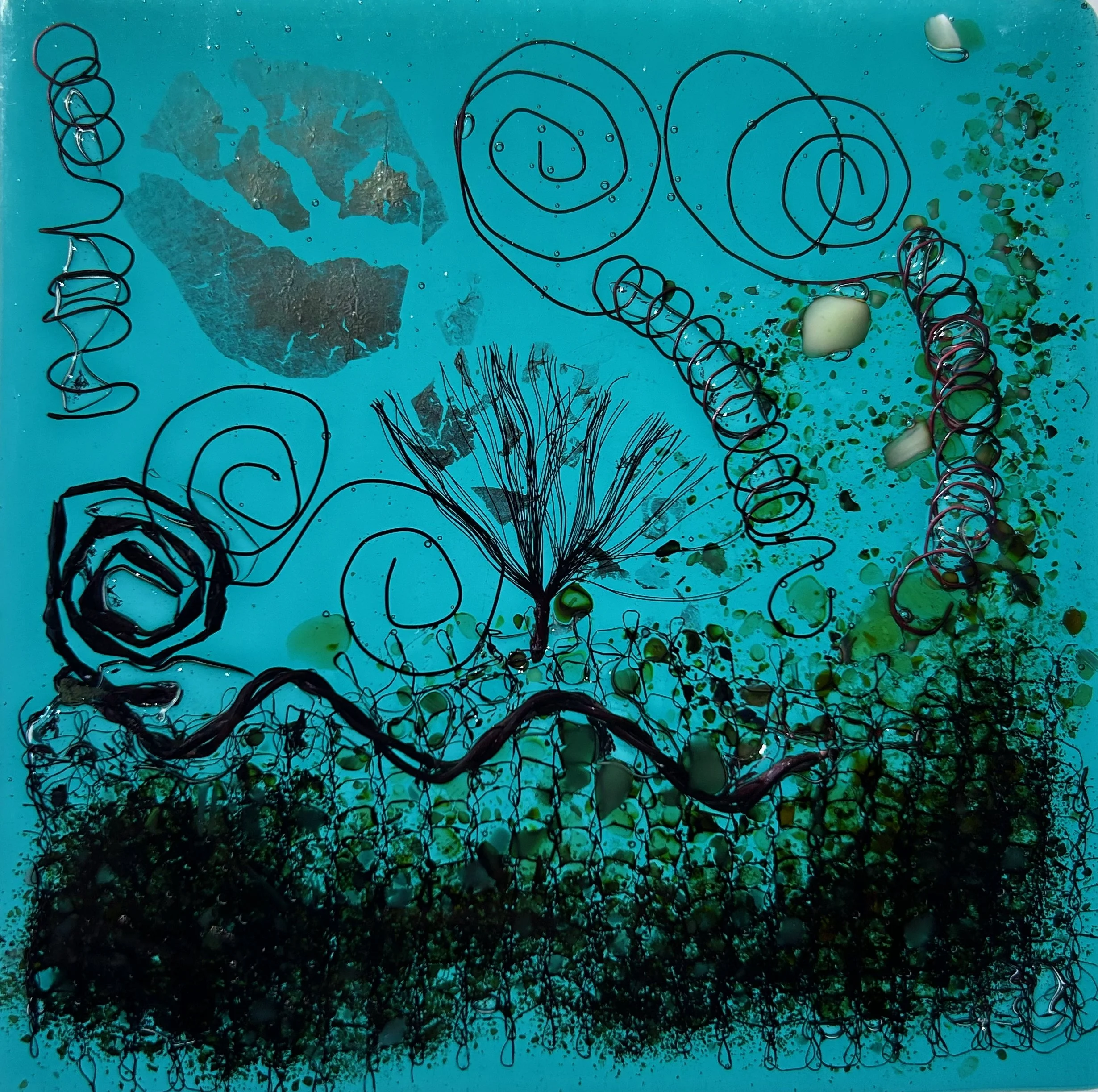 Decorative tile 16mm x 16mm
Coloured glass with glass frit & inclusions of silver leaf, copper foil & electric cable