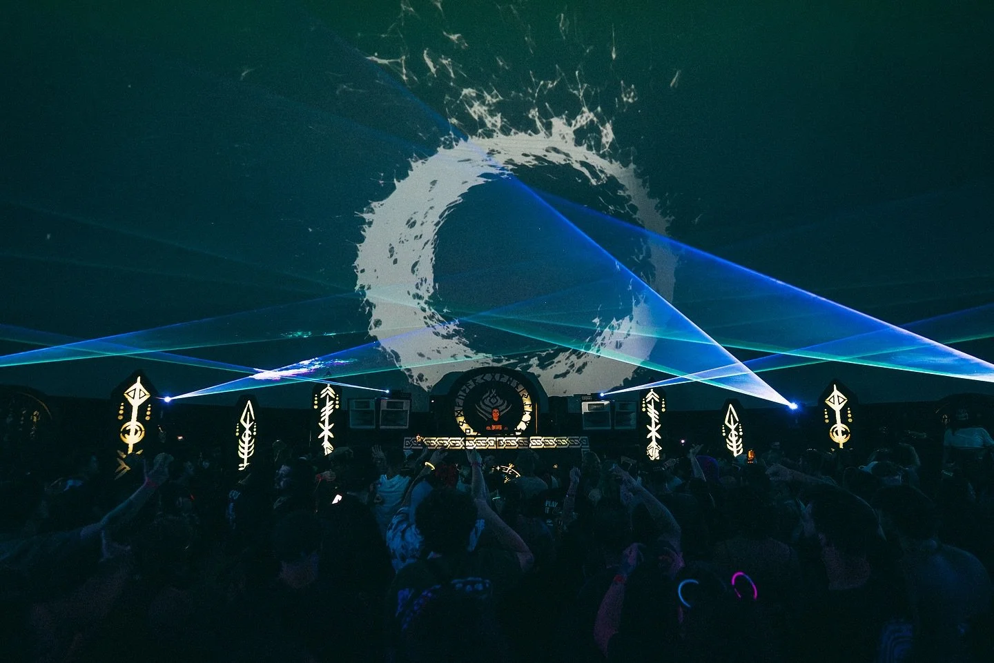 Lots of hard work went into this stage for @_valhallaproject_ Domension at the Statera dome!

We created 10 custom structures from CNC-cut plywood, fitted with 860 pixel LEDs and designed with a Viking-inspired theme. Add 6 high-power lasers and reac