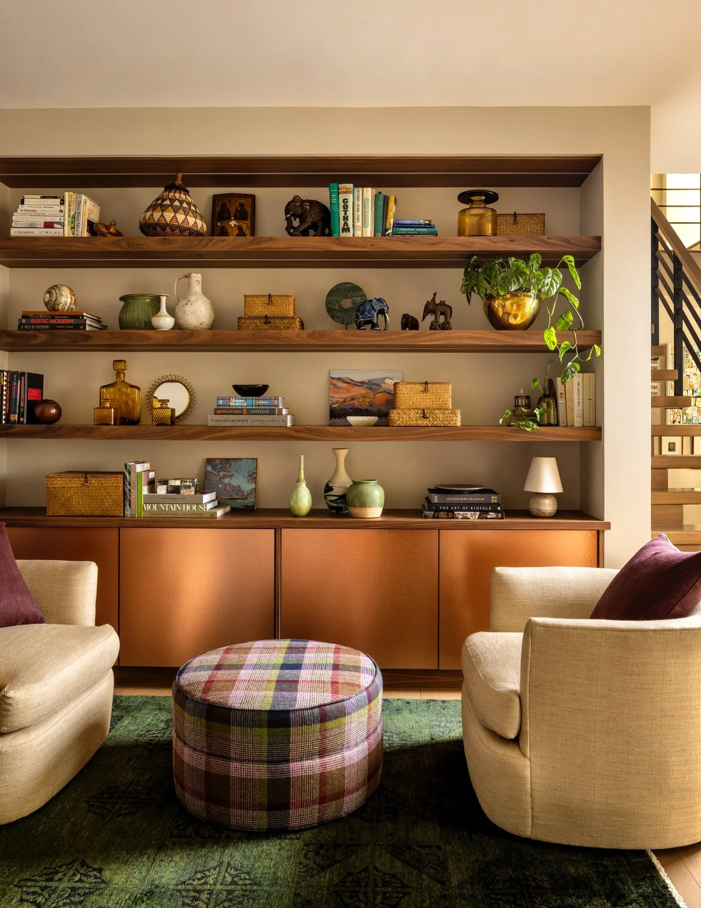 When the library calls for warmth, we answer with copper as shiny as a new penny (RIP pennies), and obviously, a dash of colorful plaid. The Broadway Penthouse gets another Forina signature moment. ✨

Design: Forina Design &amp; Co.
📸: @andrewfraszp