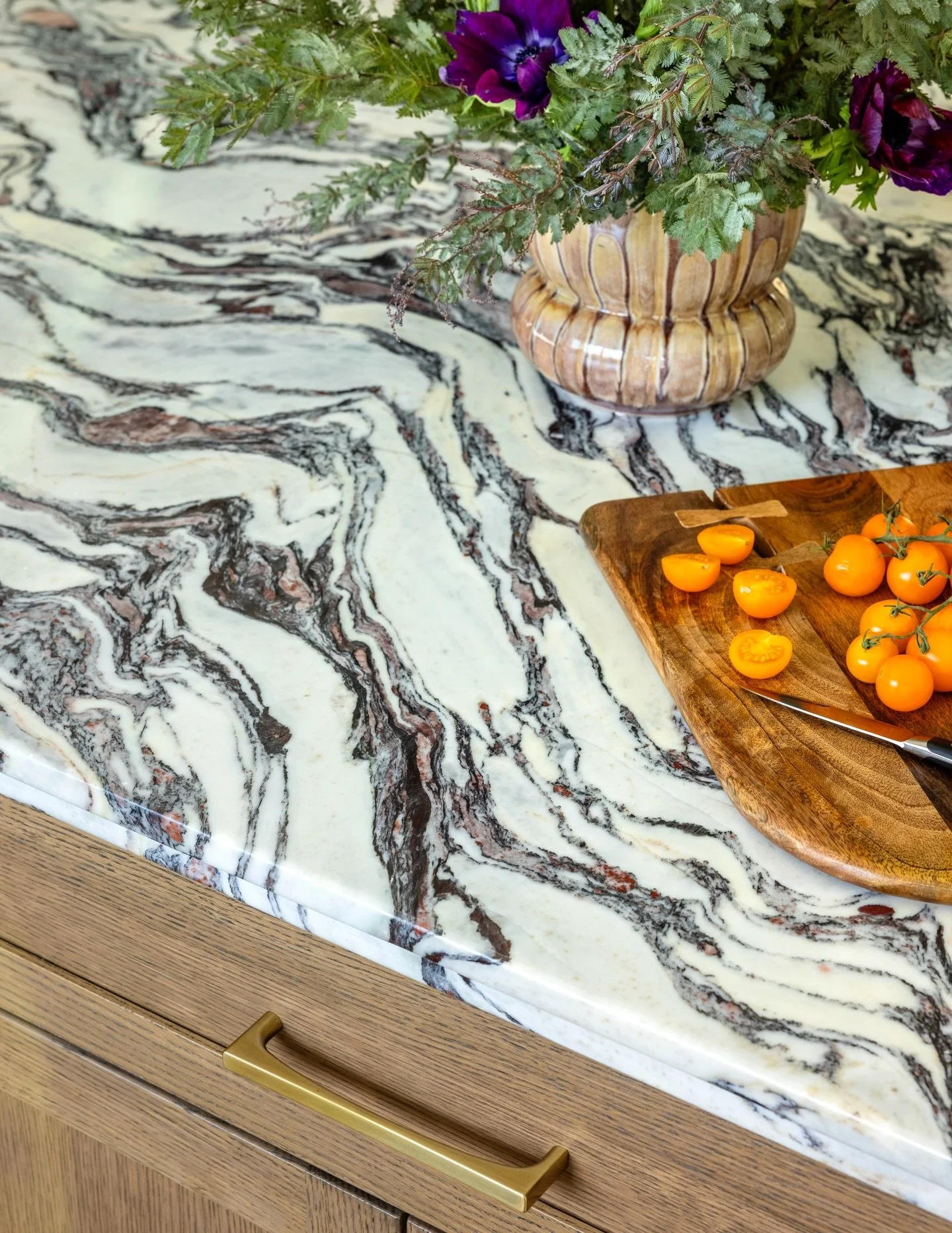 Nothing tempts a designer to gut their own 20+ year old kitchen quite like a slab of marble this beautiful. Posting these photos and immediately side-eyeing our kitchen&hellip; again.😒

Design: Forina Design &amp; Co.
📸: @andrewfraszphoto

#saturda