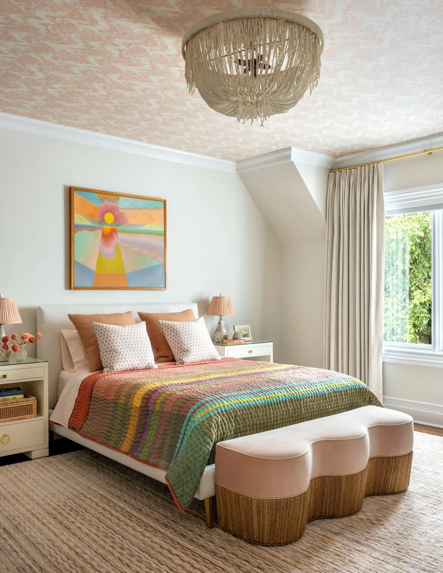 A room for Summer 🌞 

We wrapped the ceiling in a peachy pink flame stitch grasscloth, layered in sunny yellow, and found the most beautiful vintage abstract sunset painting from Gillian Bryce Gallery to bring it all together.

With the clocks just 