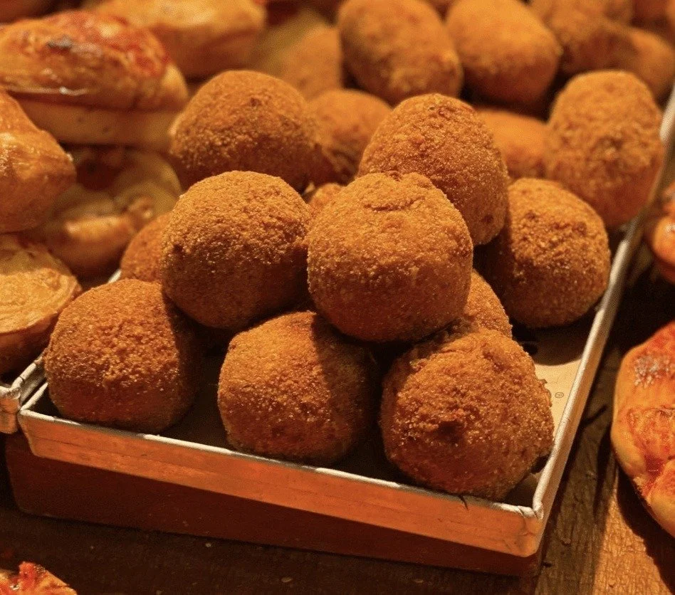 A tray of arancini. 