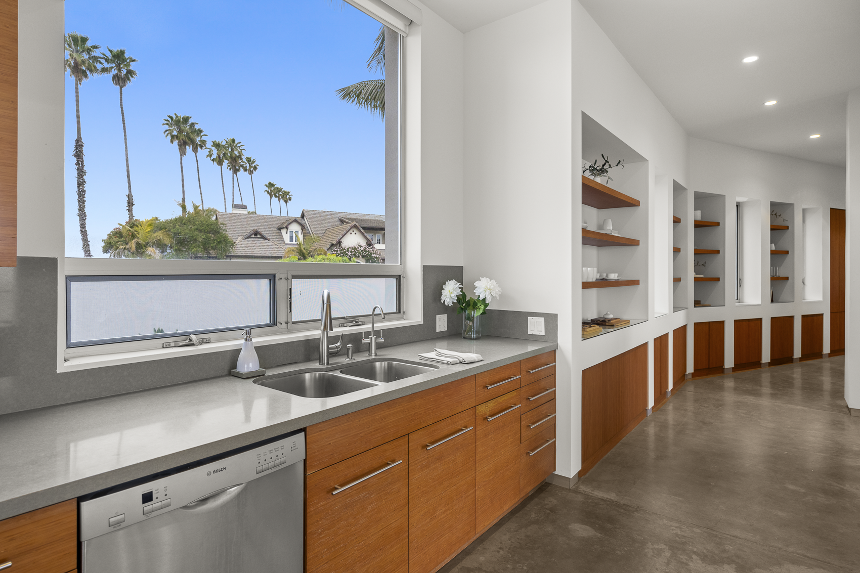 Shoreline Rental Web Photo-16.png