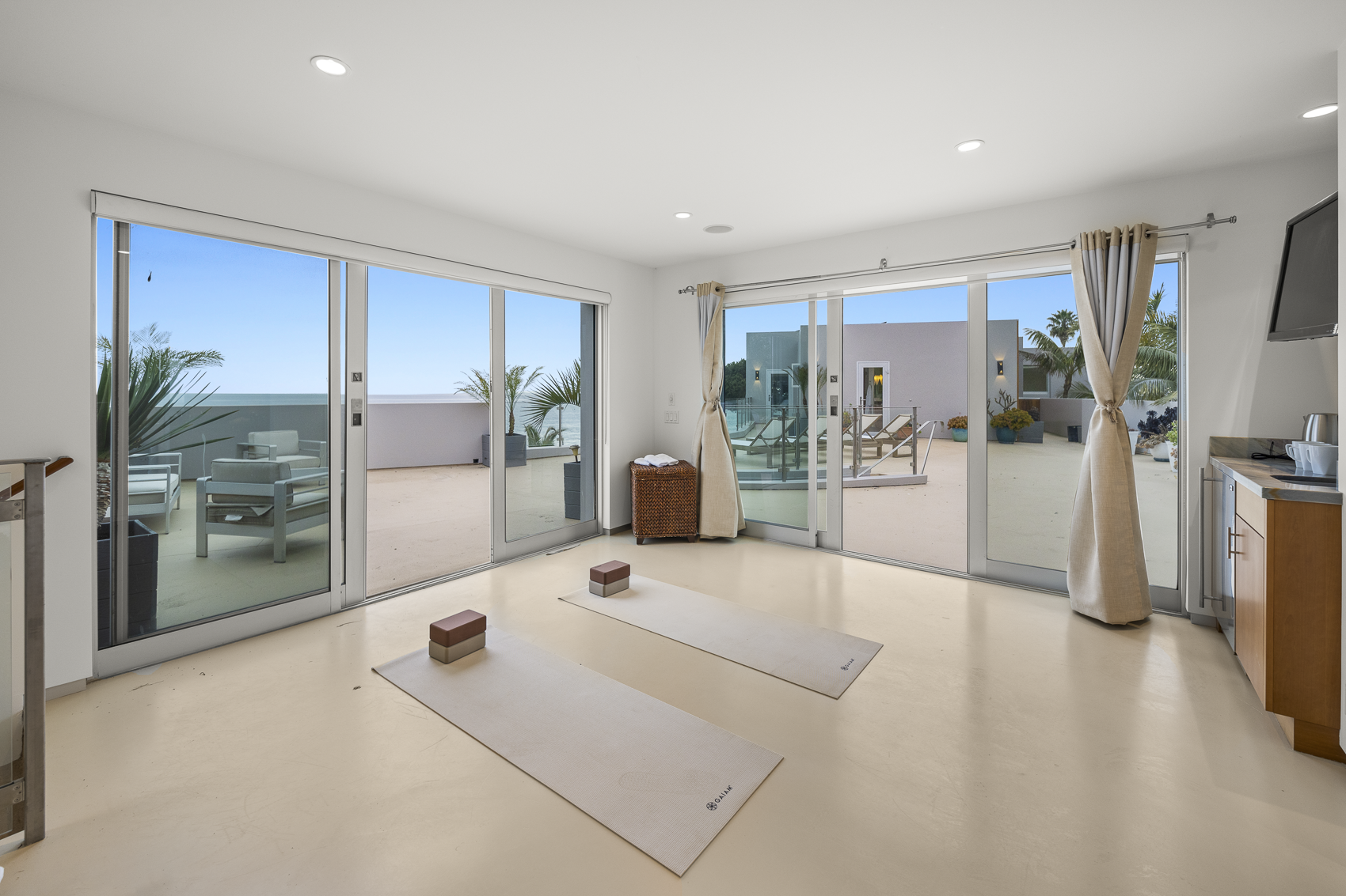 Shoreline Rental Web Photo-31.png