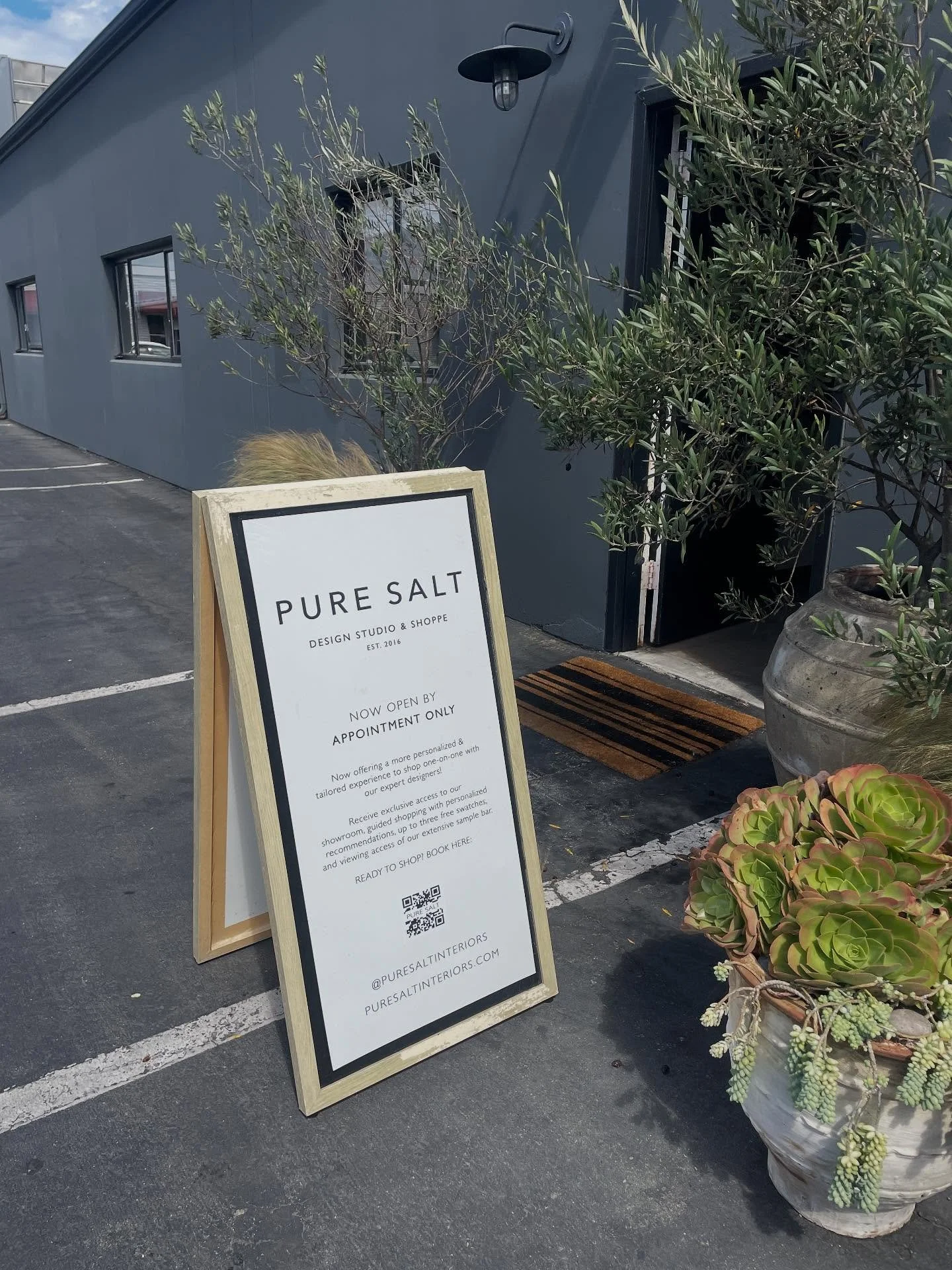 Just stopped into one of my favorite shops to check out how the bedding and furniture swatches pair with the rug I selected from @shoppepuresalt for a primary bedroom I'm working on. I'm beyond excited to see it all come together for my very special 