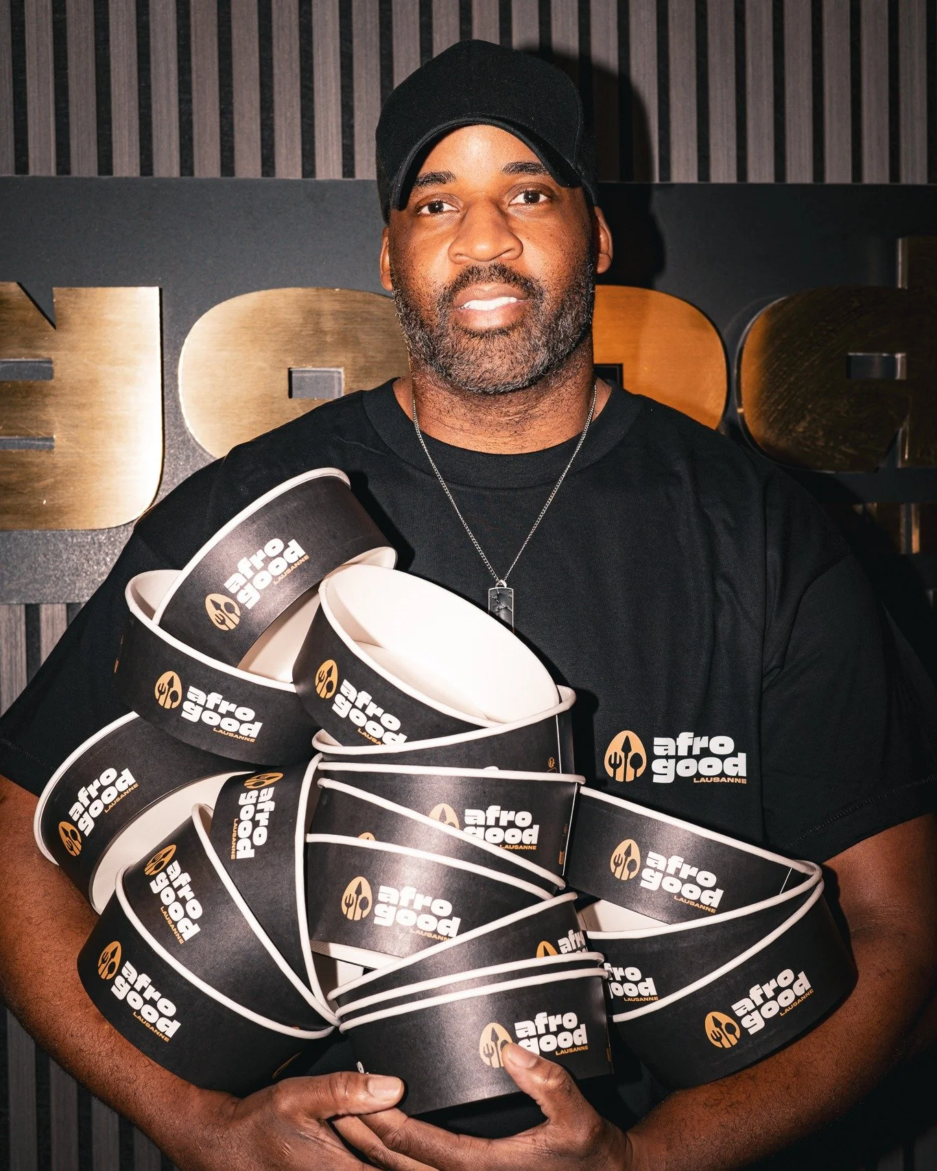 Chef @william_afrogood , &Agrave; L&rsquo;ORIGINE D&rsquo;AFROGOOD 👨🏾&zwj;🍳
Depuis 2018,  le Chef Will cuisine une vision : des sauces maison et une cuisine afro , rapide et premium.

L&rsquo;histoire d&eacute;marre en France voisine, se confirme 