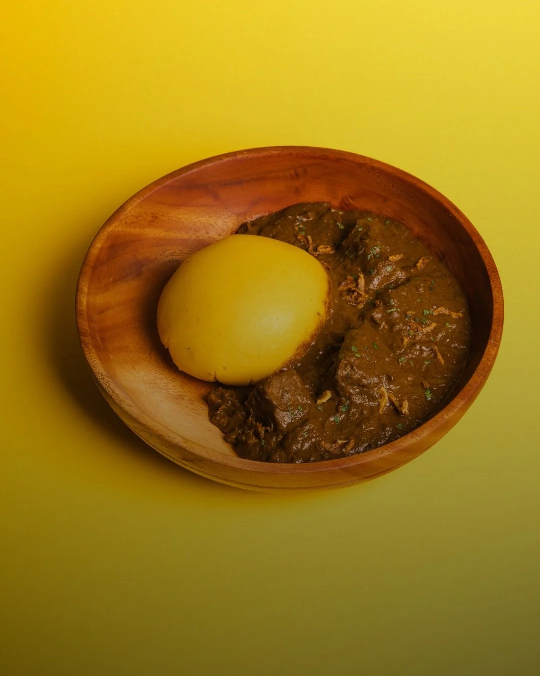Le futu banane sauce graine.

T&rsquo;en as peut-&ecirc;tre jamais entendu parler. Mais une fois que t&rsquo;as go&ucirc;t&eacute;, tu comprends.

Une banane plantain pil&eacute;e &agrave; la main. Une sauce aux graines de palme mijot&eacute;e lentem