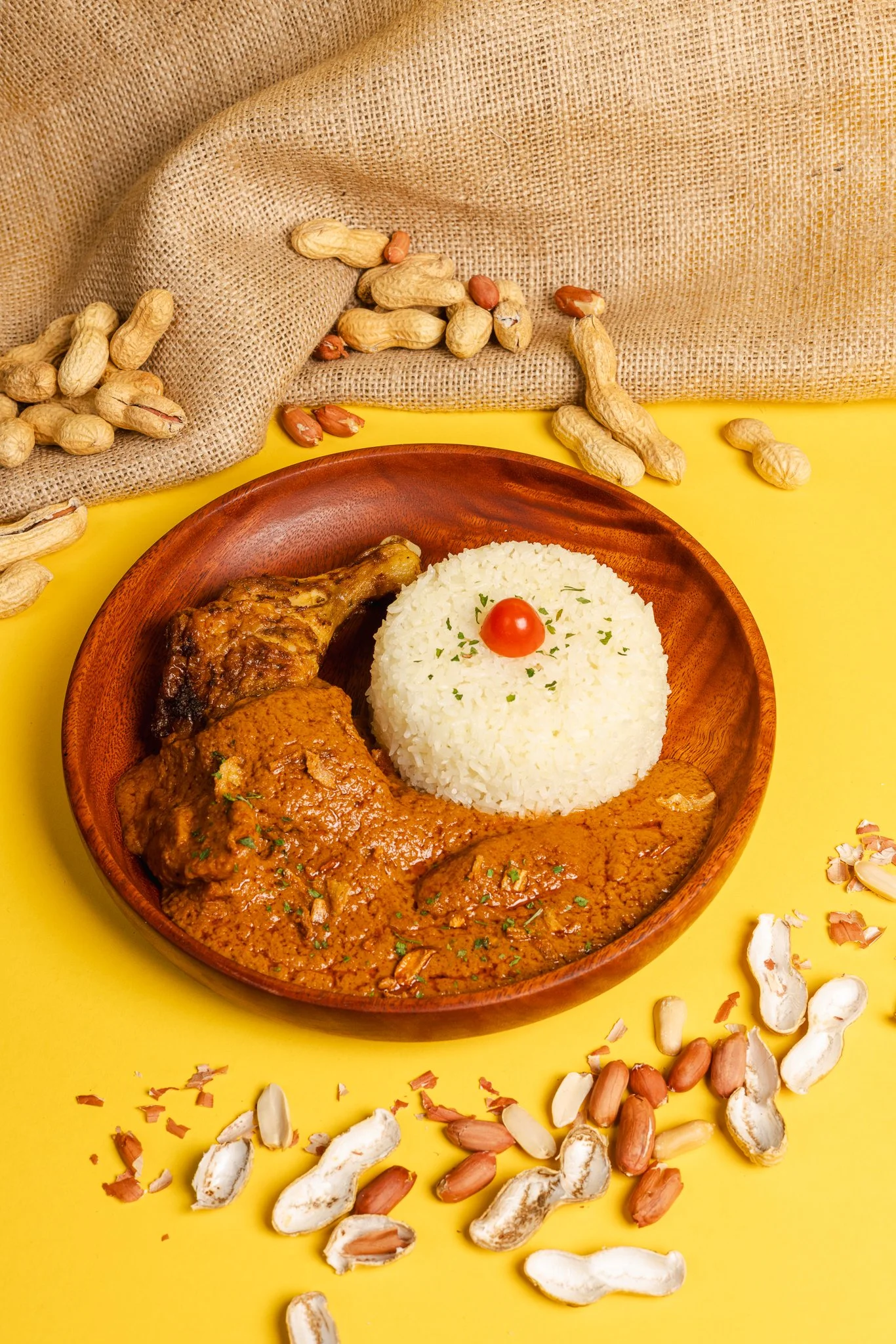 Riz blanc, cuisse de poulet et sauce mafé