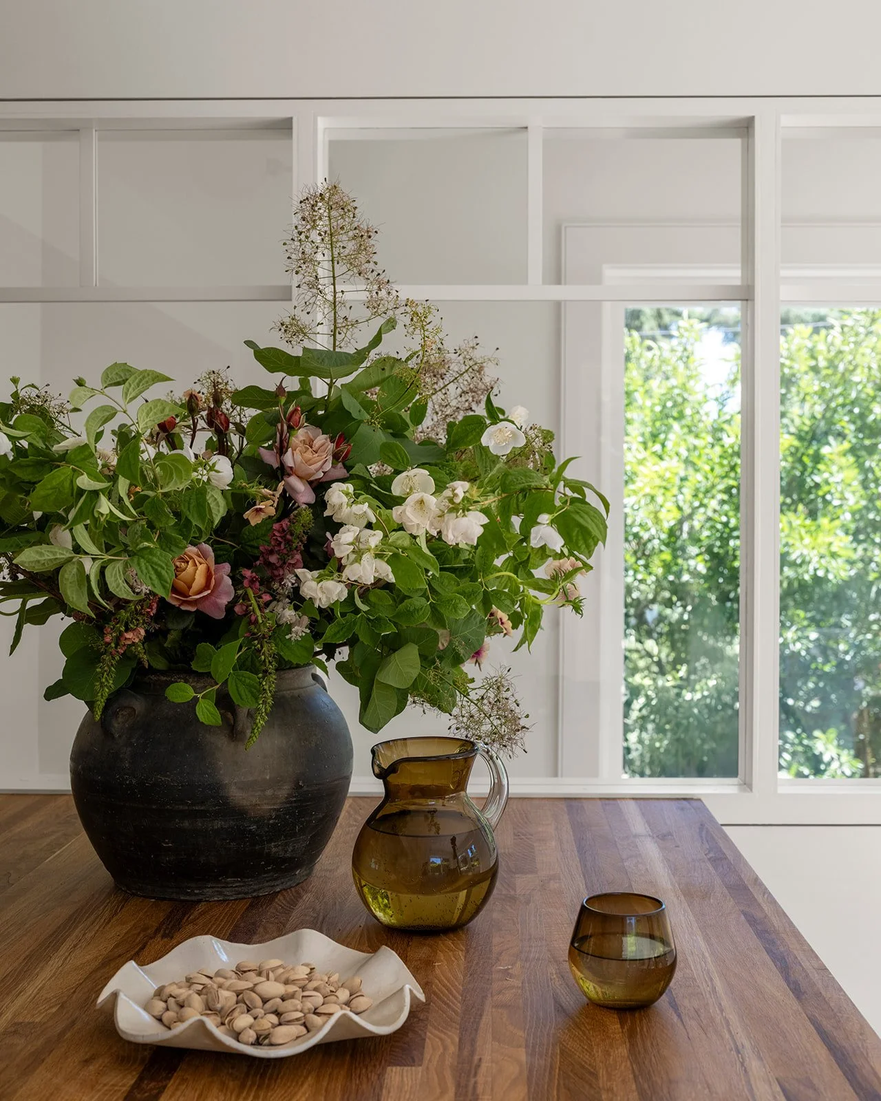 A table set with no particular occasion in mind. ⁠
⁠
⁠
Photographer: @_karamercer
Interior designer: @siennasageinteriors