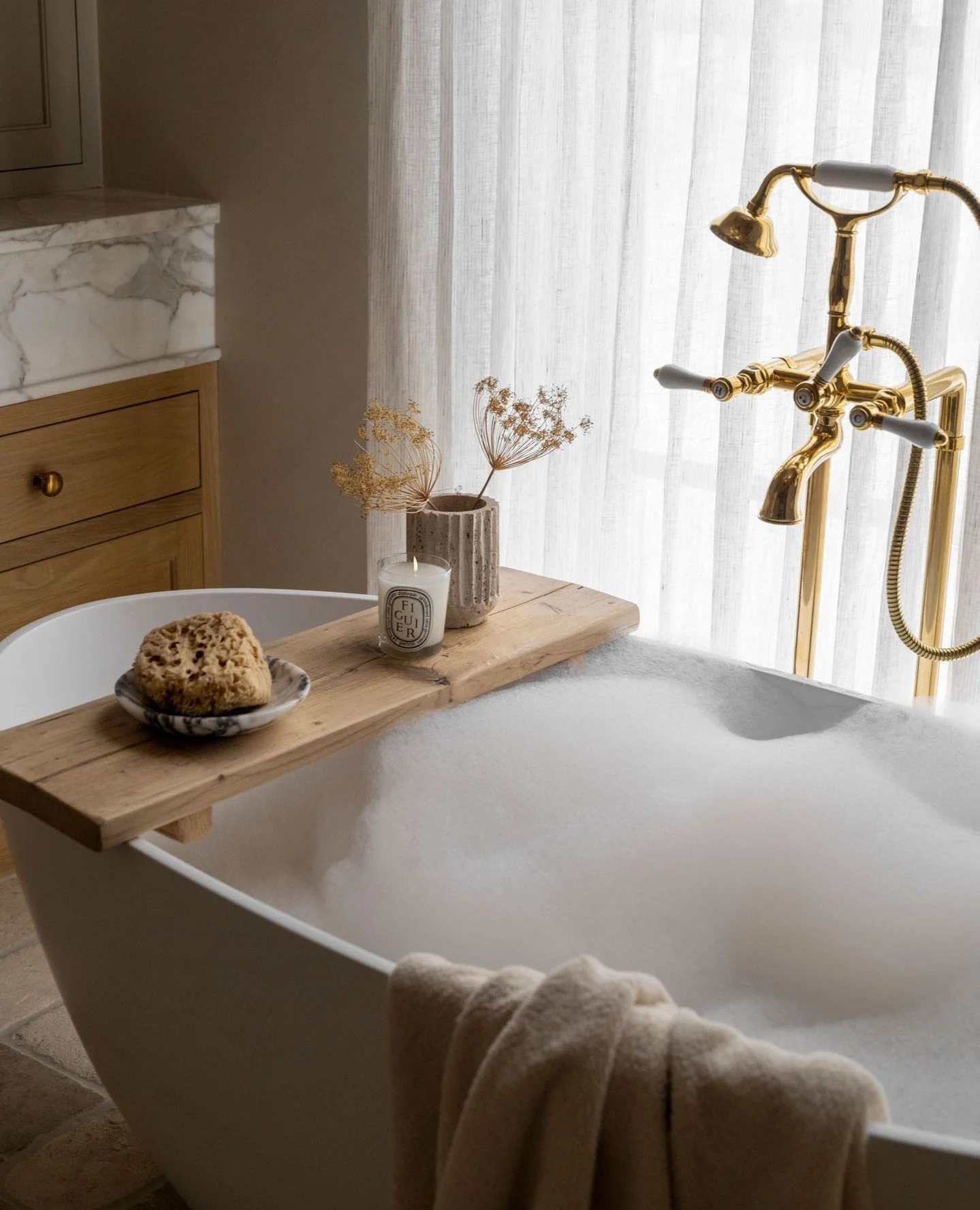 When I&rsquo;m asked about styling, I&rsquo;m really being asked how a space makes a person feel once the decisions are already made. In this case, those decisions were shaped by the design of  @katlawtoninteriors, and seen through the lens of @_kara