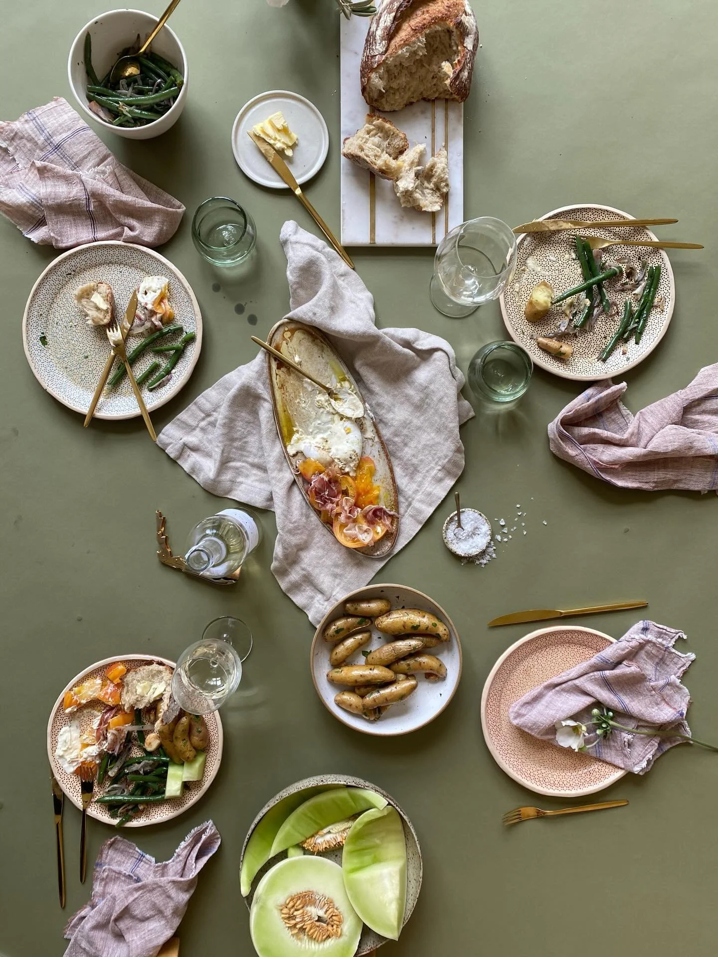 This table is a celebration of spring,
uncomplicated and completely alive.

There&rsquo;s an ease to it, but nothing here is accidental 
linen that softens with time,
plates that layer without effort,
serving pieces that make everything feel shared.
