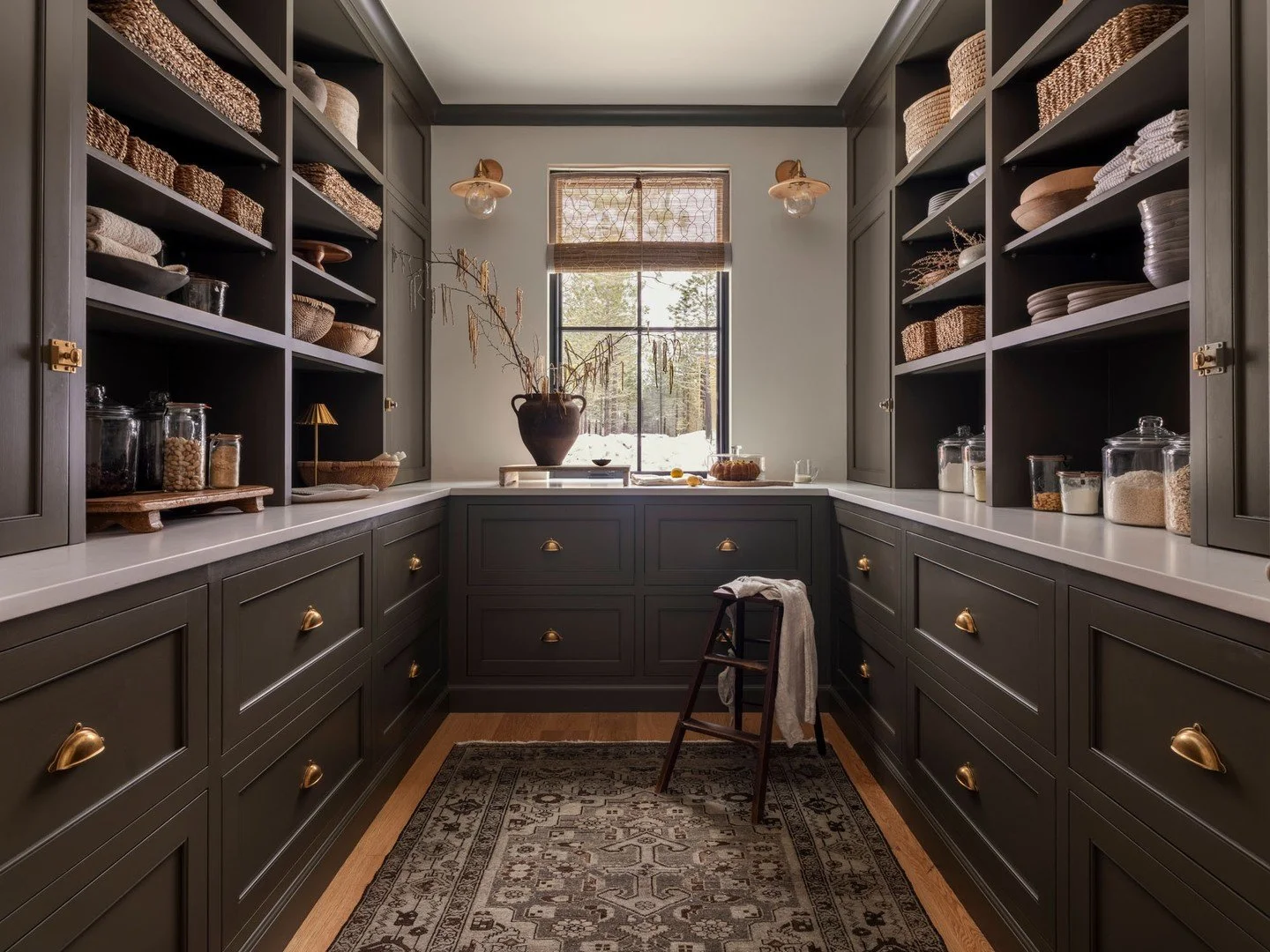 A stunning pantry by @katlawtoninteriors ⁠
⁠
Styling: @teressajohnson⁠
Photographer: @_karamercer