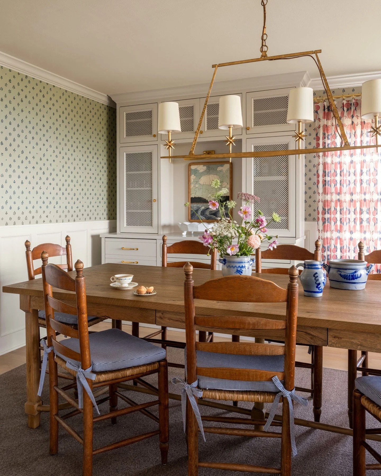 @tammarastrouddesign has given vintage salt glazed stoneware the most appropriate backdrop. ⁠
⁠
⁠
Photographer : @_karamercer ⁠
Styling and Florals: @teressajohnson⁠
⁠
⁠
⁠
⁠
⁠
#interiorstyling #interiordetails #interiordesigninspiration #homedesignid