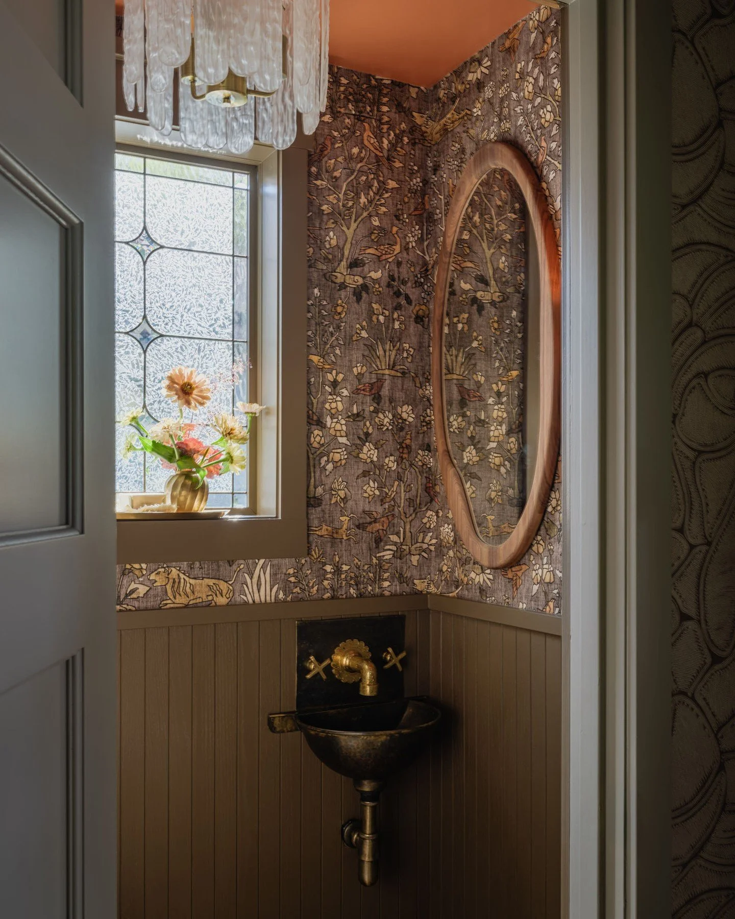 @allisonlindinteriors at it again, proving that even the most forgotten little closet can become a sun-drenched jewelry box of a powder room.

Photographer: @ _karamercer
Stylist: @teressajohnson

#powderroomdesign #smallspacedesign #interiorstyling 