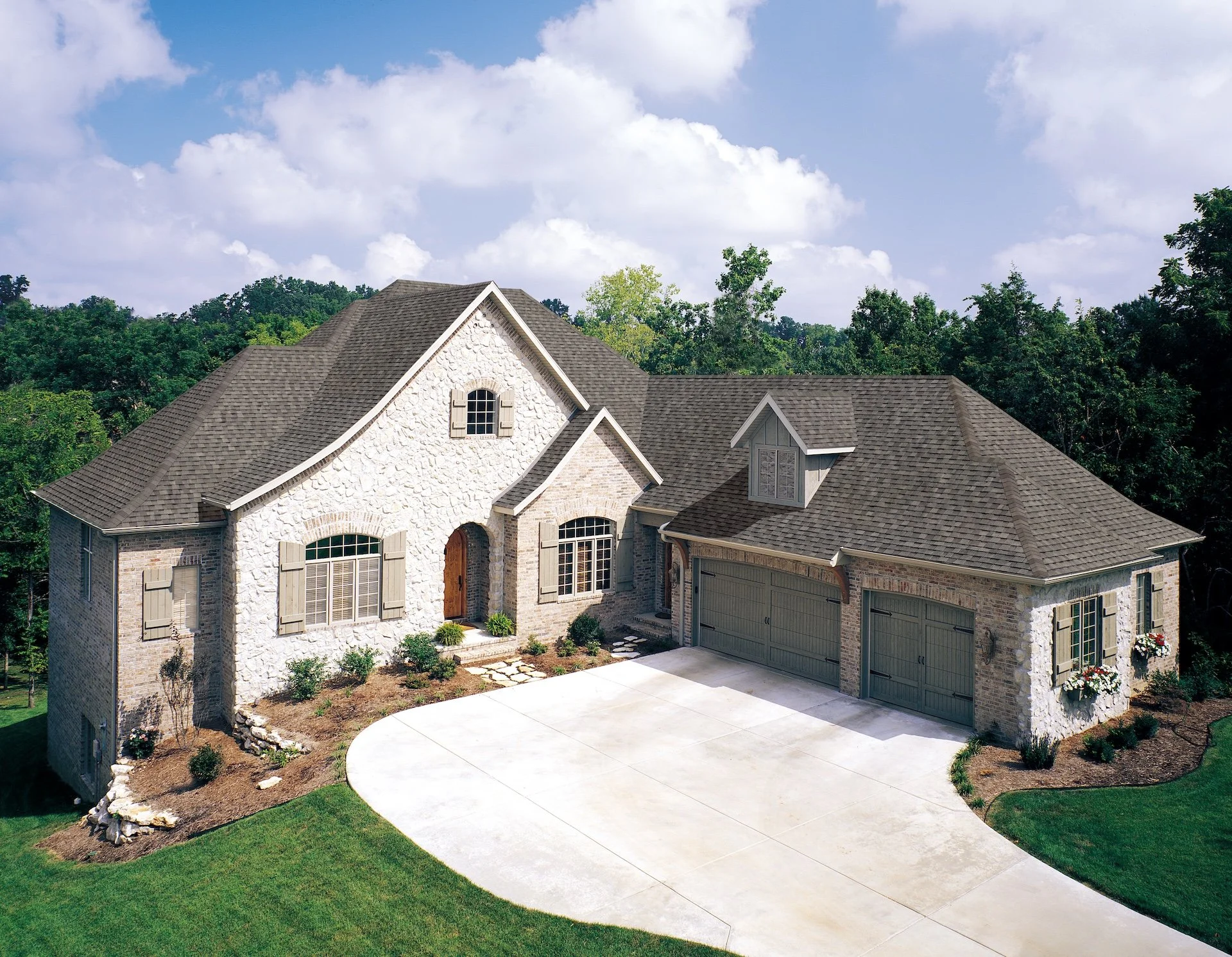 tamko---titan-xt---house-photos---weathered-wood-(frederick)-classic.jpg