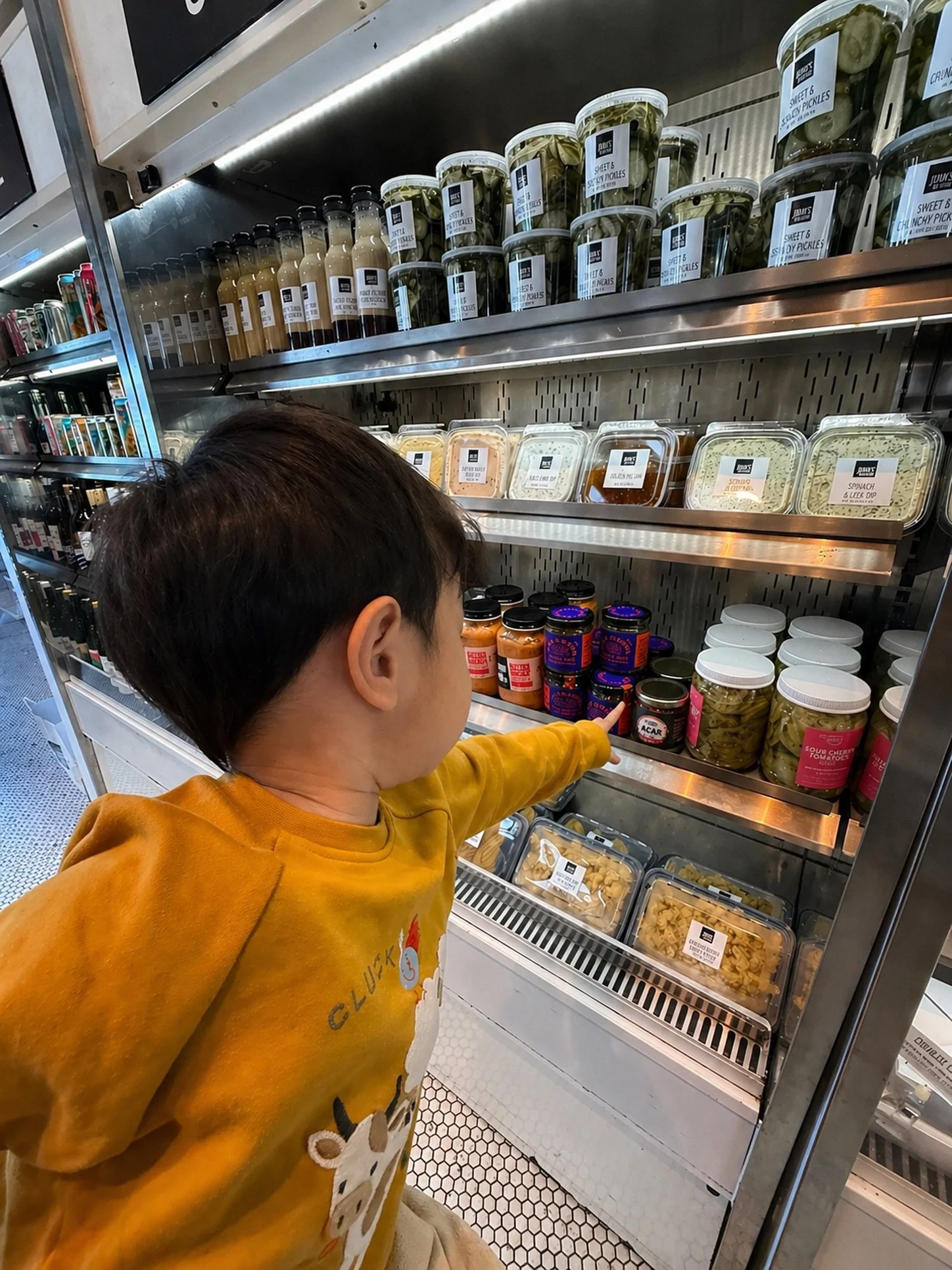 Even the little ones know what&rsquo;s good ❤️ Spotted at @joansonthird 🥒🥕🥬

Still feels a little surreal seeing Acar on the shelves at an LA icon like Joan&rsquo;s on Third. Find our Spicy Acar alongside one of the city&rsquo;s most beloved selec