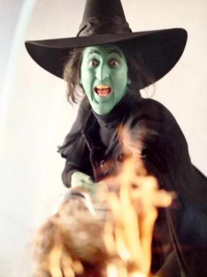 🧹🔮 In the iconic 1993 Energizer commercial featuring the Wicked Witch of the West, (see previous post) she was portrayed by actress, Denise Moses. 

Denise shared this first photo from the set of the commercial in my comment section a few years ago