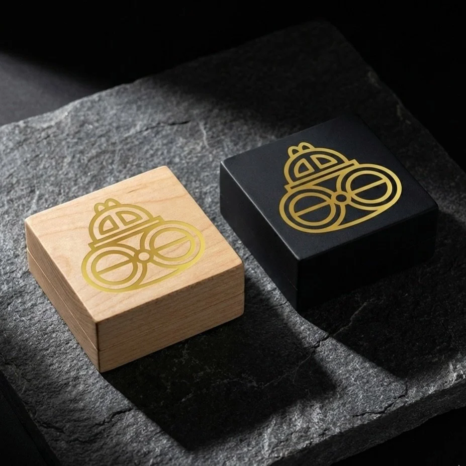 Crafted in Japan, designed for modern rituals.
🍃 Choose your companion: the warmth of natural wood 🤍
or the depth of matte black 🖤
Where tradition meets intention.