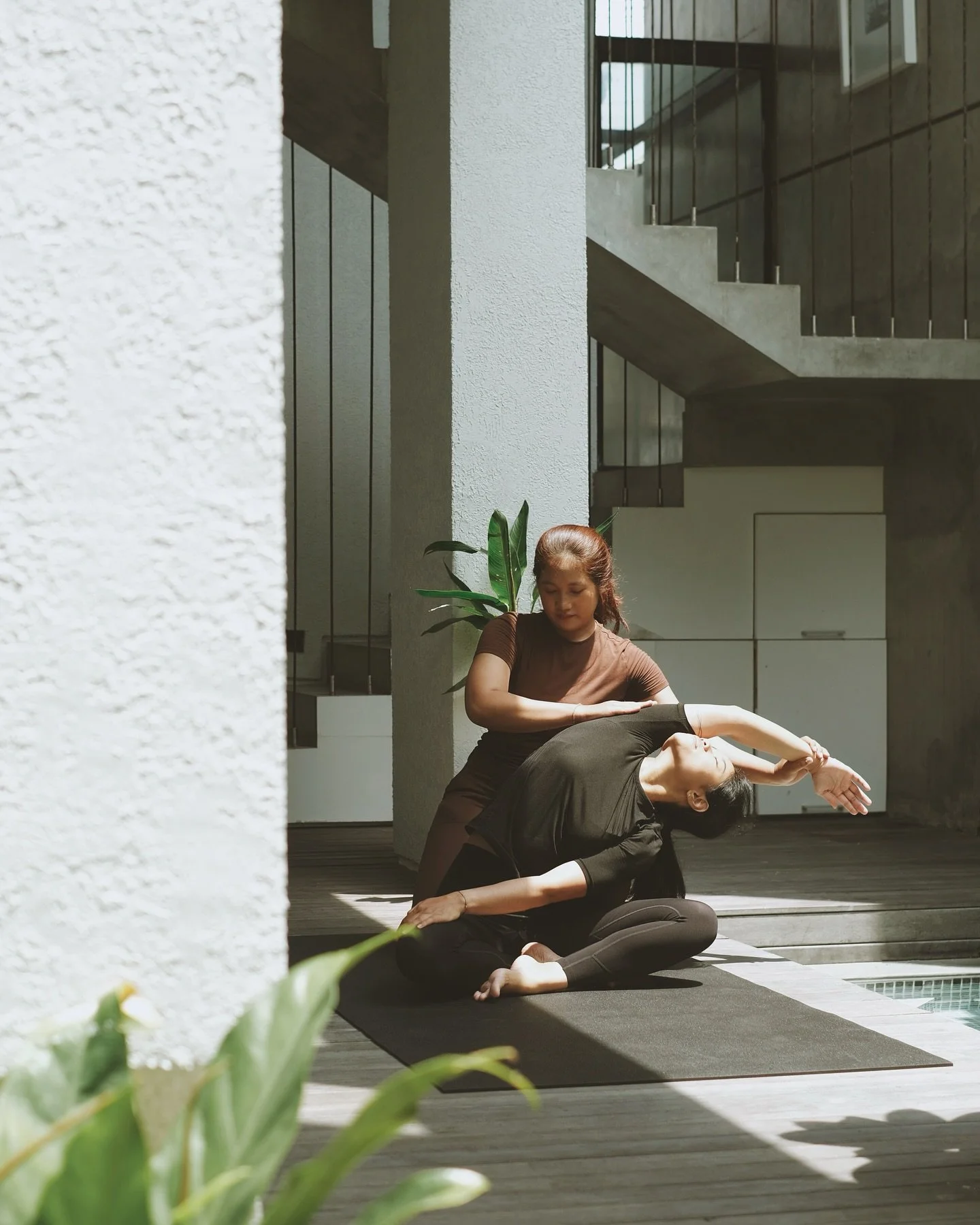 Tight hips. Stiff back. Limited mobility.
You don&rsquo;t have to live with them.

Assisted stretching helps your body move the way it&rsquo;s supposed to move freely, comfortably, and without pain.
Make stretching part of your routine and feel the d