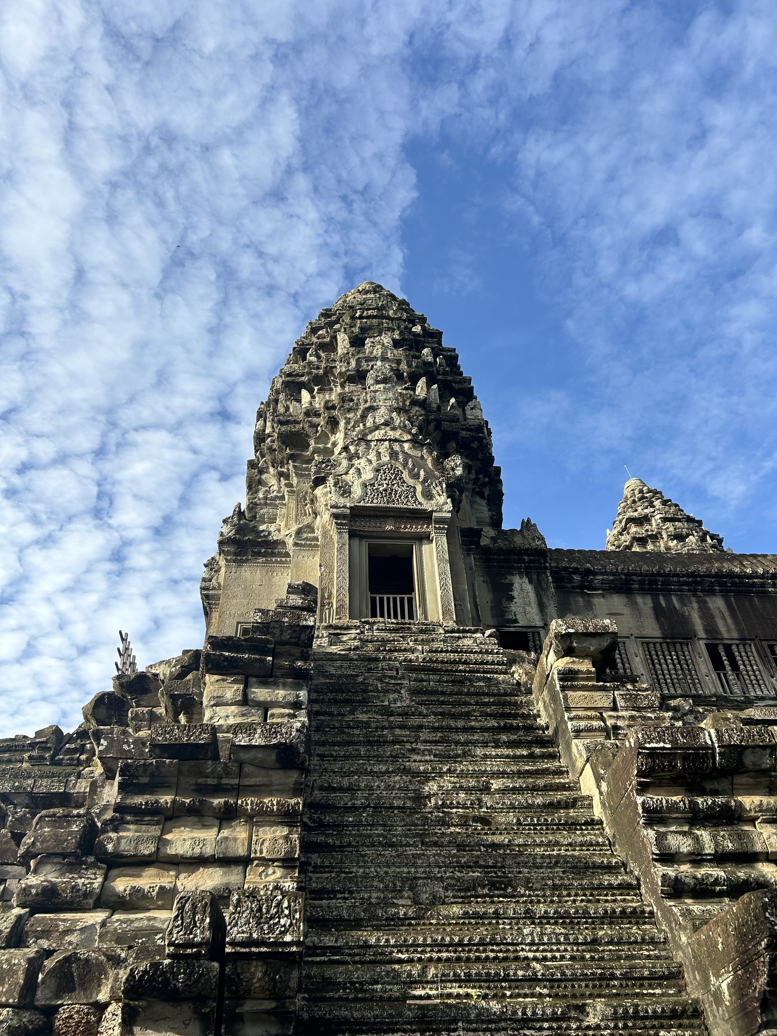 Ankor Wat ruins and rocks.png
