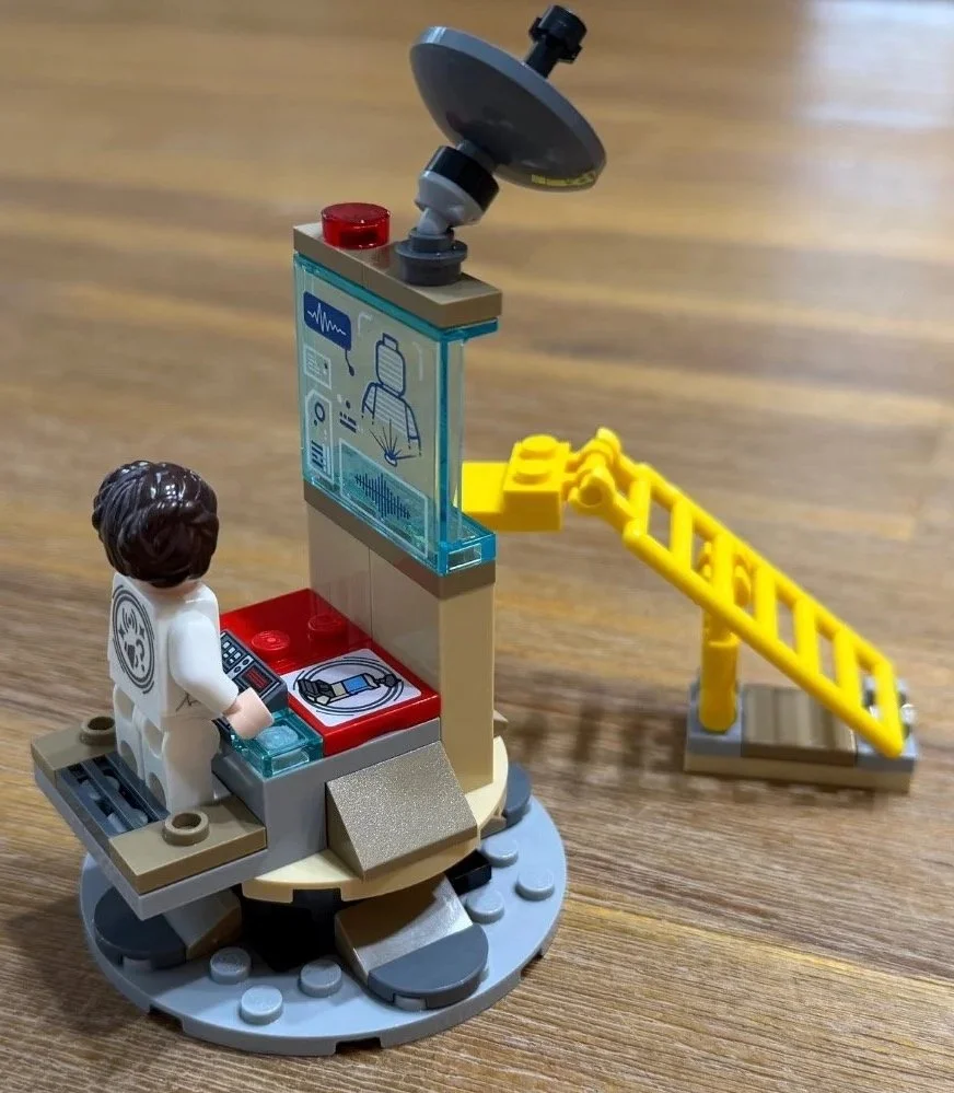 Bag 3: Leia, command center and ladder