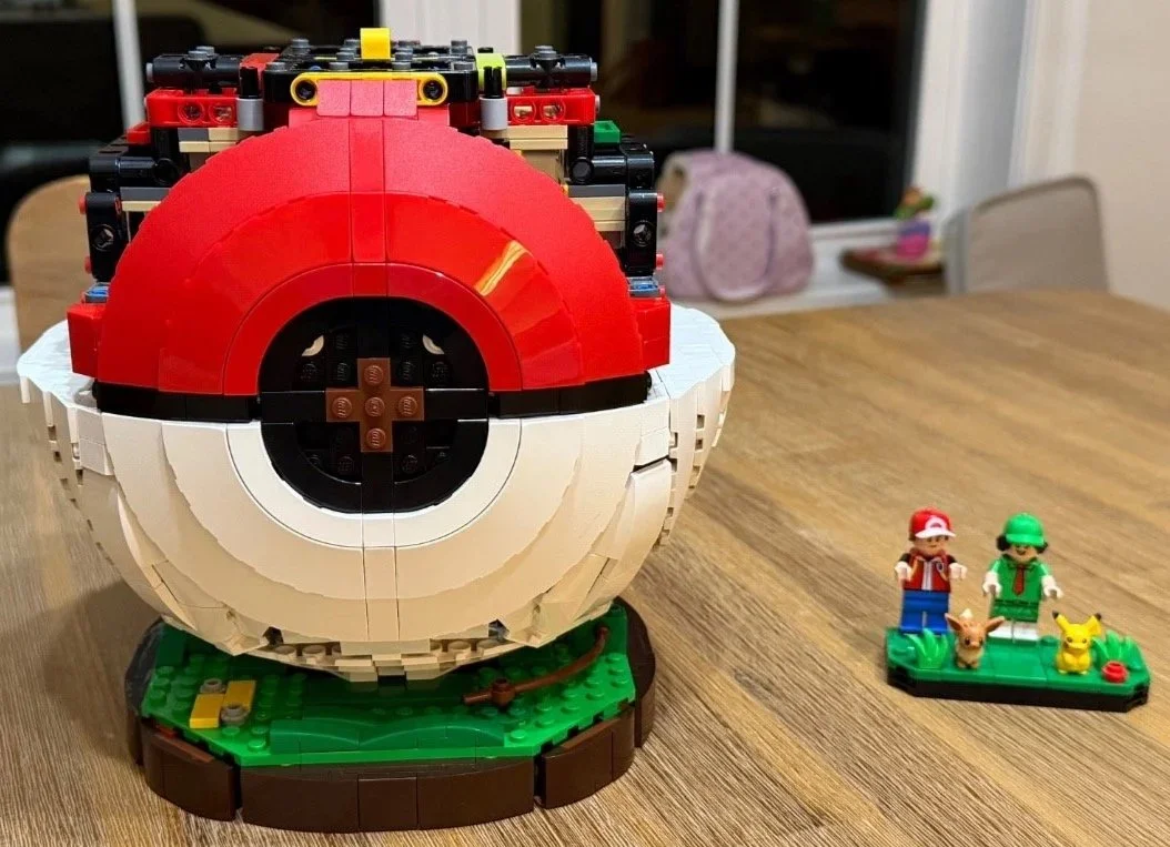 Red upper panels and laboratory structure on the LEGO Poké Ball during Bag 14.