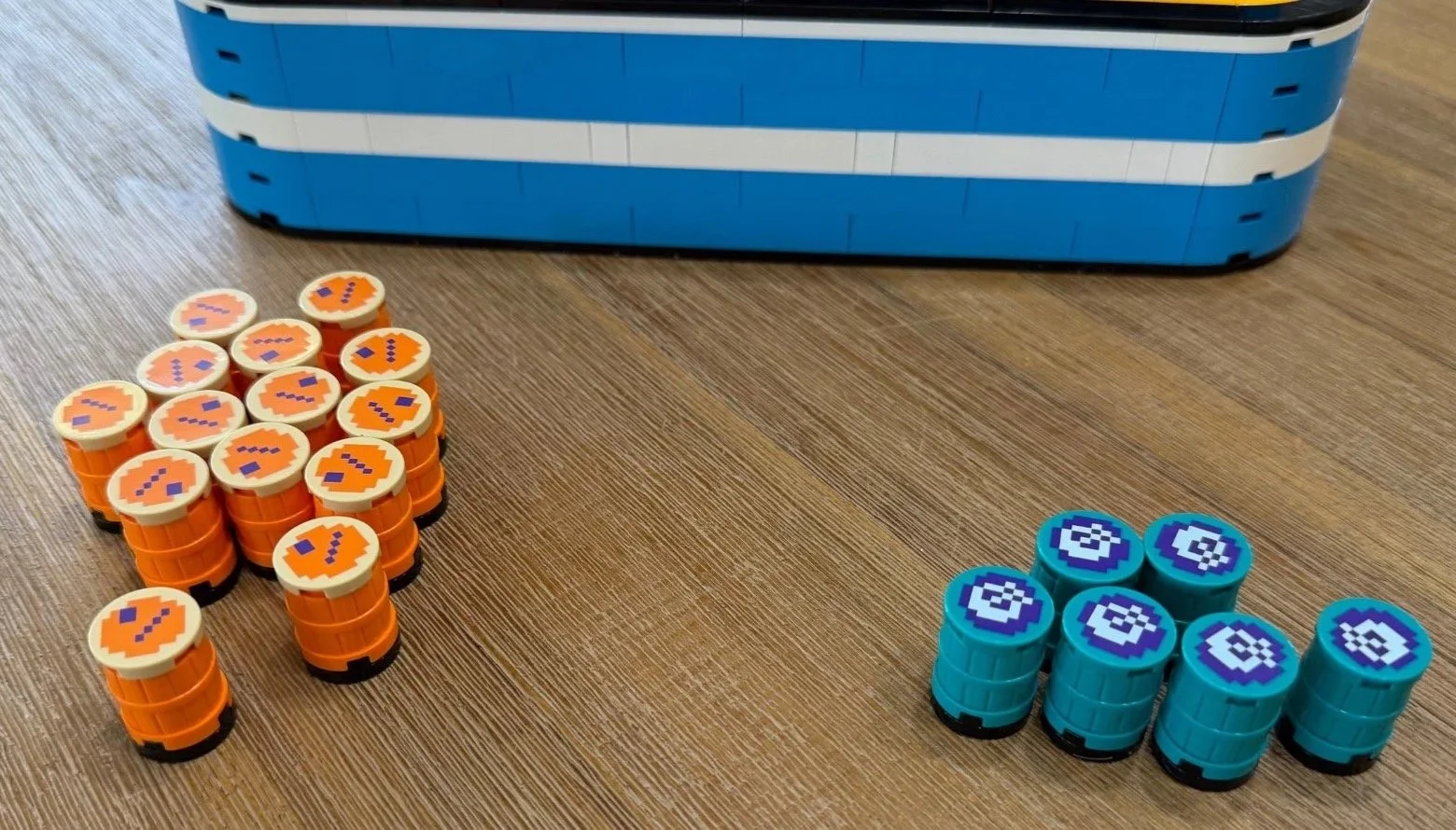 Orange and cyan barrels with printed tops arranged in front of LEGO Donkey Kong Arcade 72051.