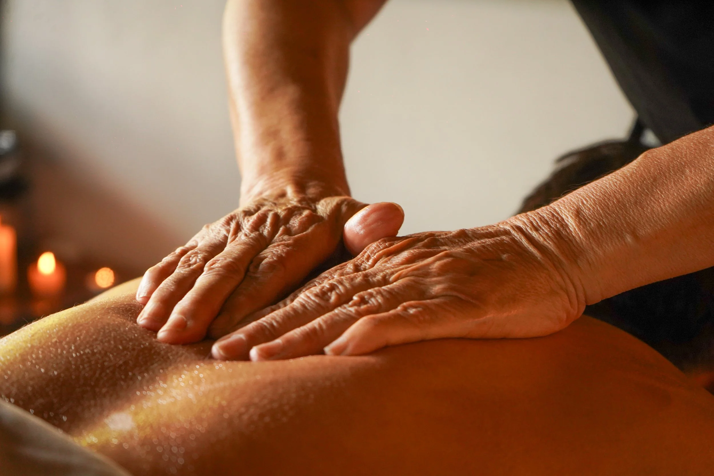 Persona dando un masaje en la espalda a otra persona