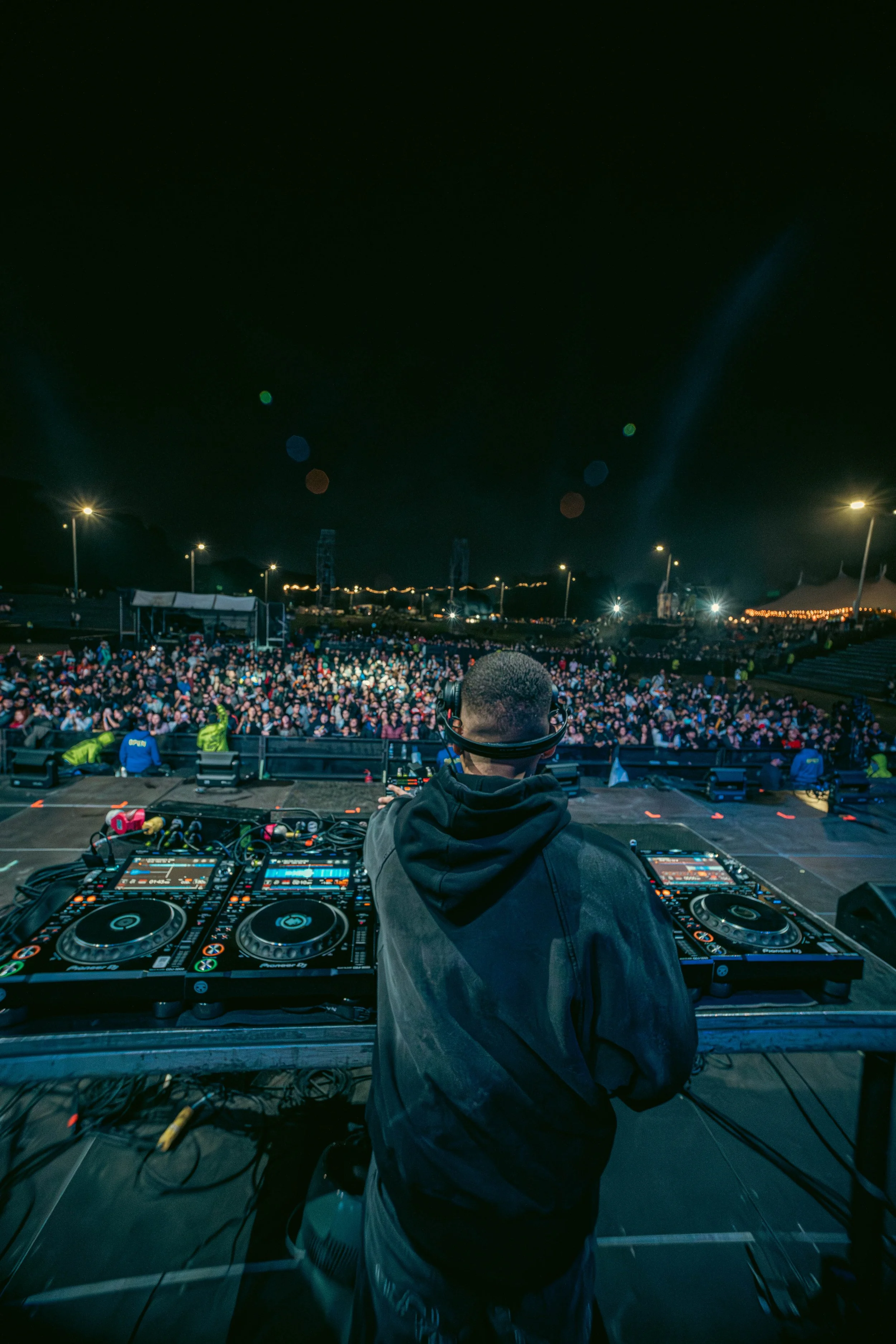 Dezko llega a EDC México con un show diseñado para conectar con la emoción