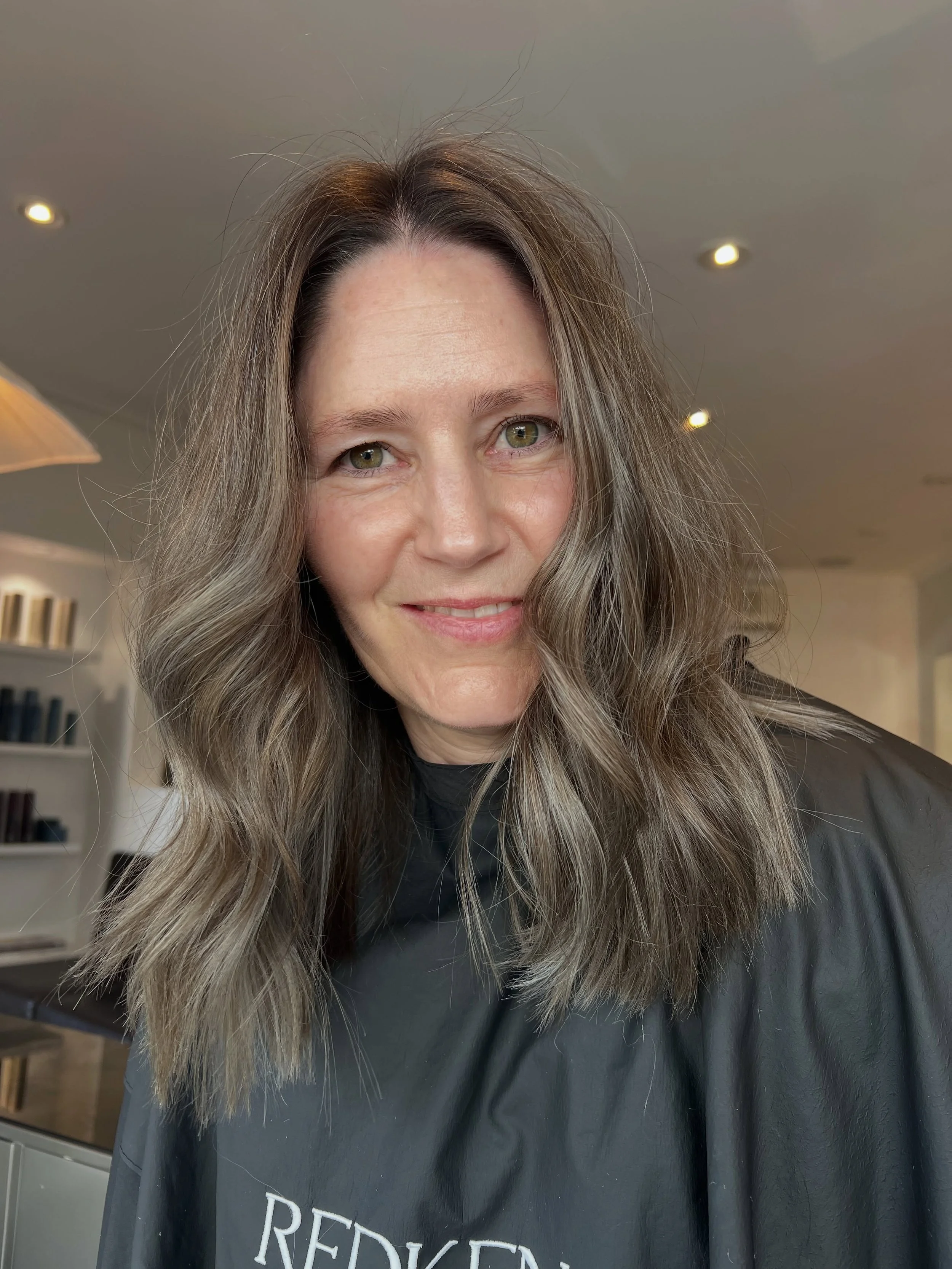 Colour transformation. 🔥🔥
From brassy, over coloured mids and ends with natural base and scattered grey roots, to a seamless natural lived in ashy look. A stunning result that yes - took hours to achieve but will be practical to maintain as she slo