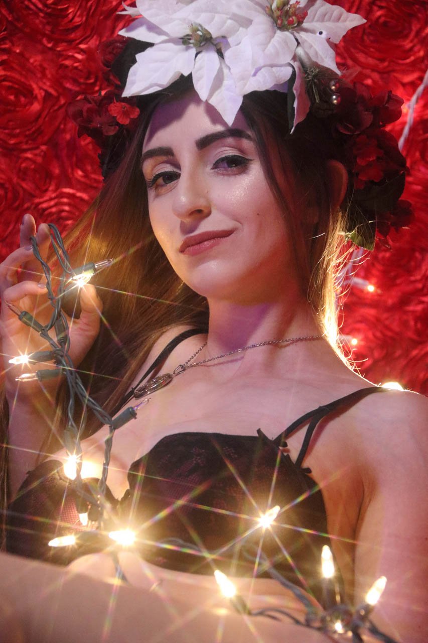 Photo Credits: Mike Knuist, December 2021
Head Piece by: Lily Creek
https://www.instagram.com/art_via_chainsaw/