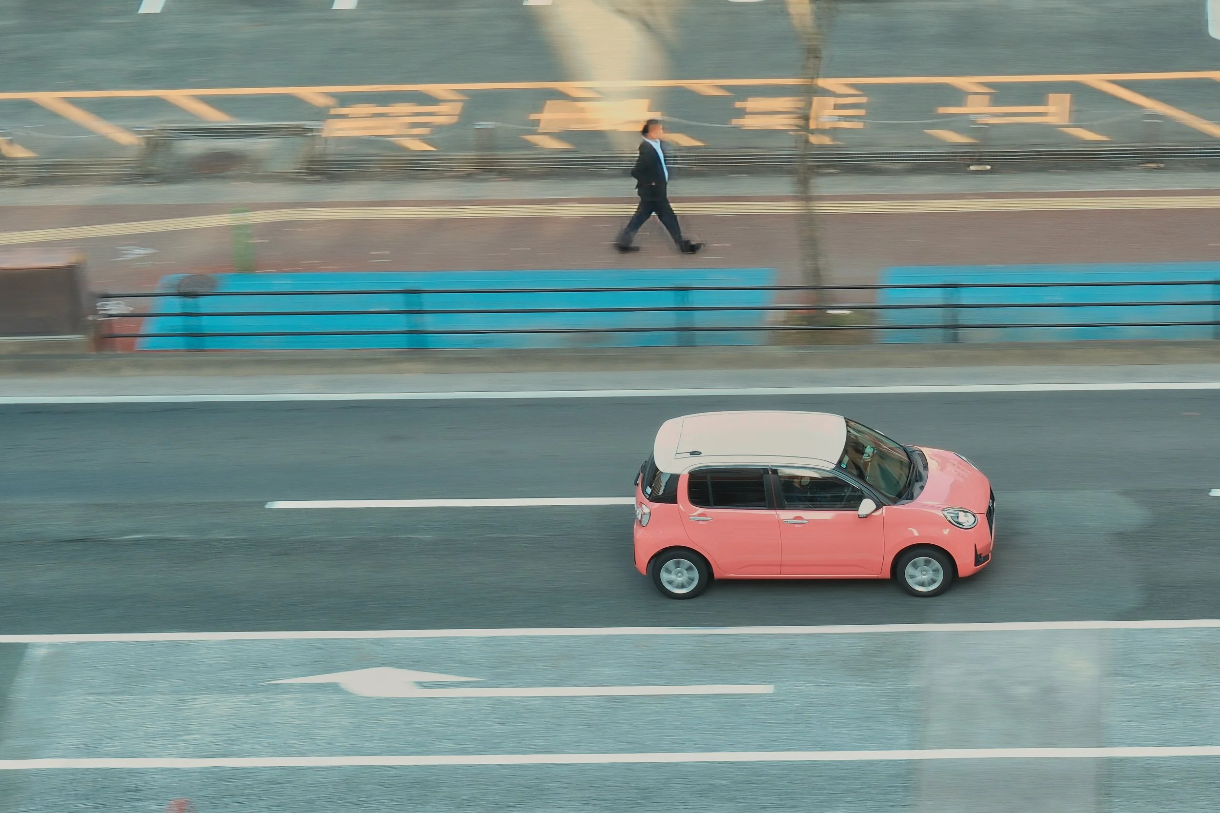 Mute but vivid colours in mild contrast to each other: Pink, light blue and yellow on a blue-ish grey canvas.