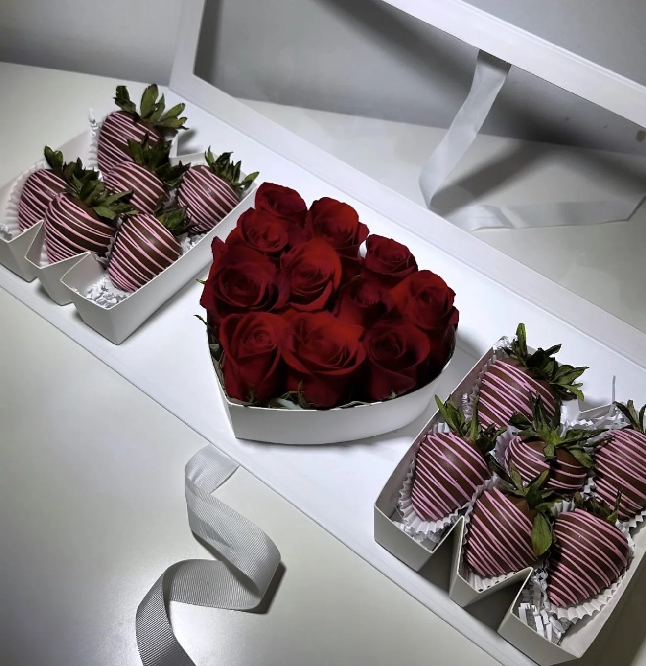 Luxury Roses & Chocolate-Covered Strawberry Gift Set ❤️🍓