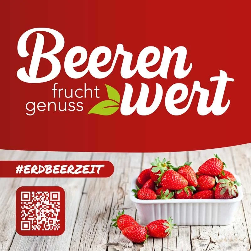 Beerenwert Logo und schmackhafte Erdbeeren auf einem Holztisch