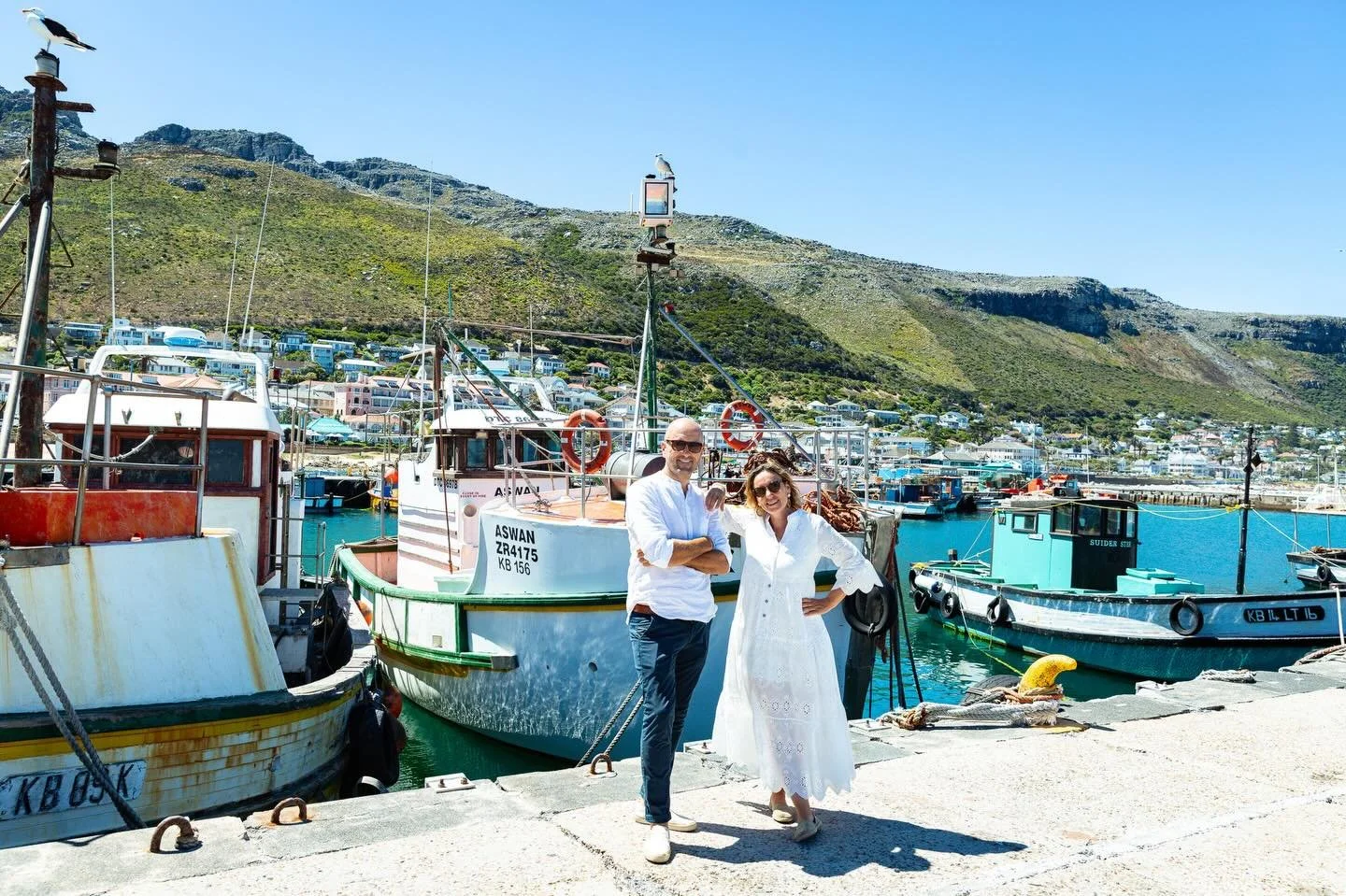 Kalk Bay ist ein wunderbarer Ort zum entspannten Durchbummeln und zum bewussten Zeitnehmen f&uuml;r einen leckeren Einkehrschwung, w&auml;hrend unsere Kids im Hafen selbst mit dem Fischen besch&auml;ftigt sind. 

#fernweh
#urlaubsgl&uuml;ck
#familien