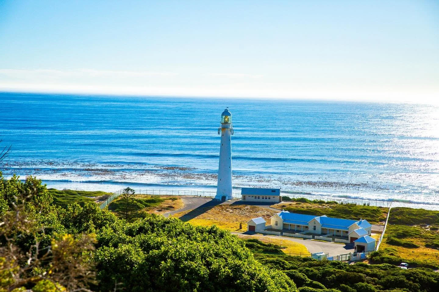 Der immer noch intakte Leuchtturm von Kommetjie. Wer Lust hat, kann im Inneren bis ganz nach oben steigen und wird mit einer gro&szlig;artigen Aussicht belohnt 🔦🌊

#kommetjie #lighthouse #capetown #southafrica #coastallife