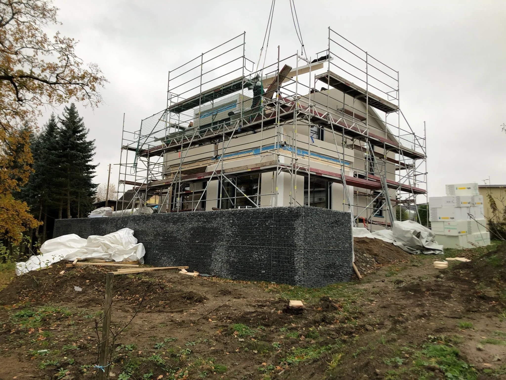 Hanghaus mit auskragendem Baukörper