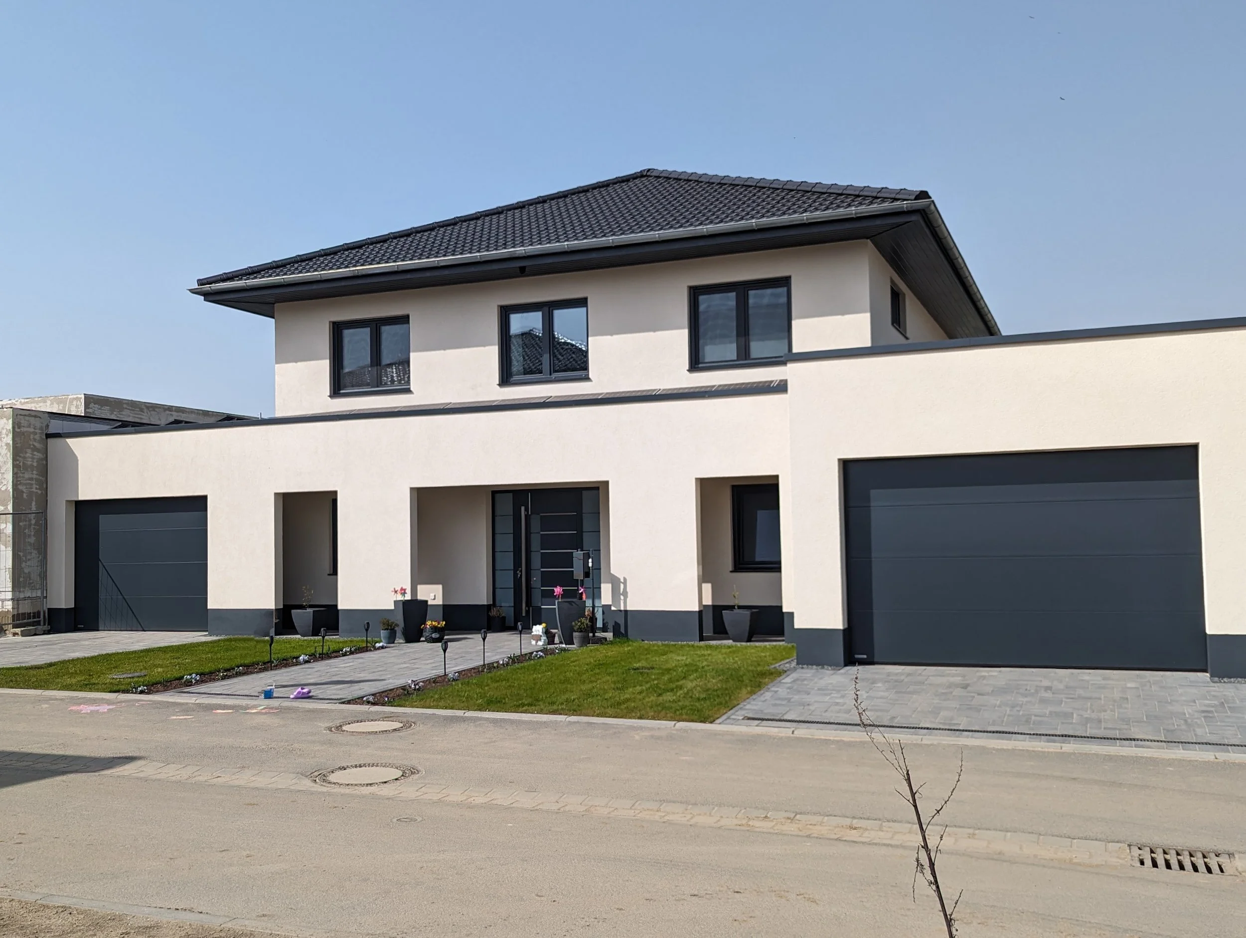 Stadtvilla mit überdachtem Verbindungsgang zwischen Wohnhaus und Garagen 