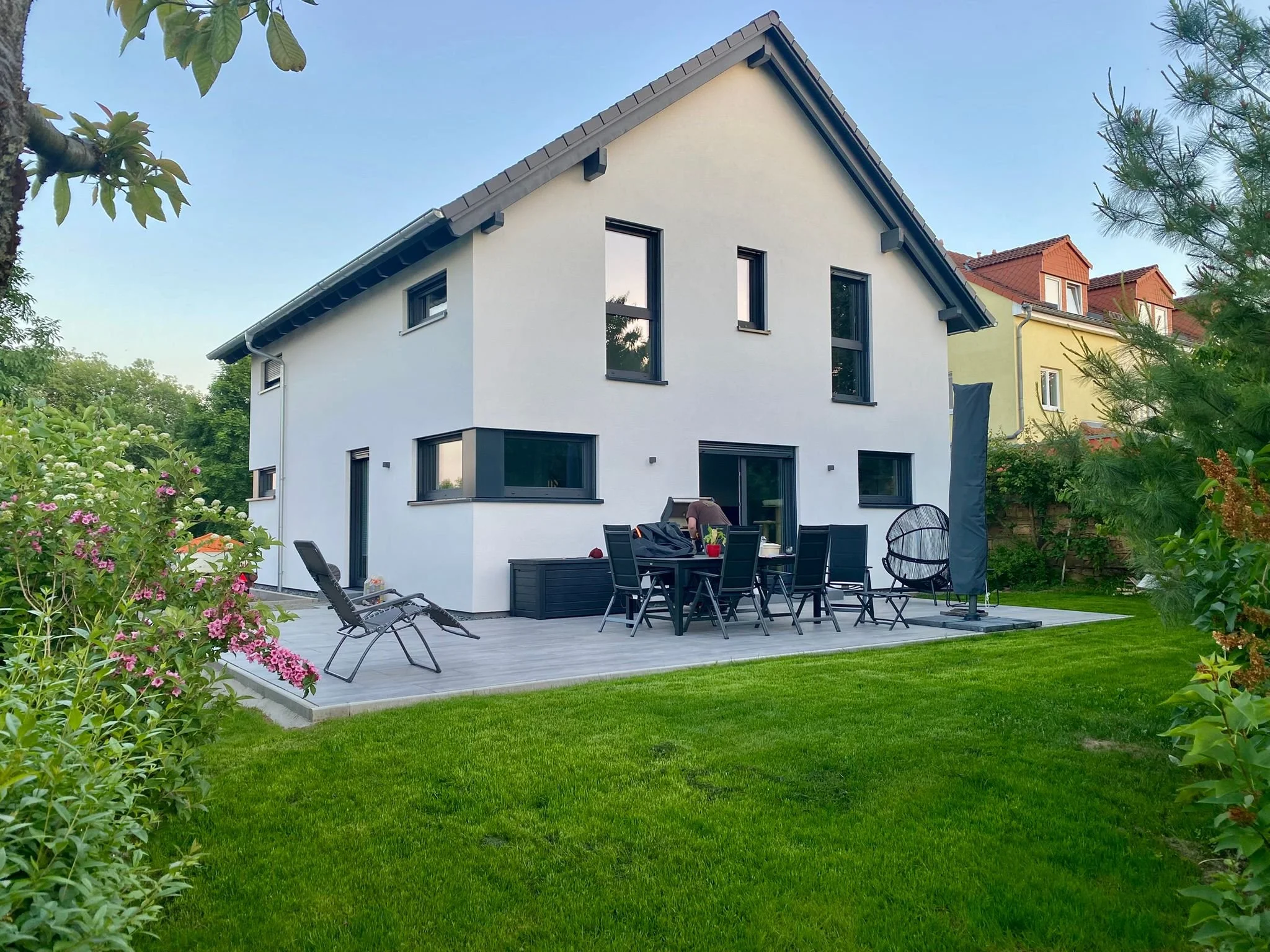Lichtdurchflutetes Familienhaus in moderner Architektursprache