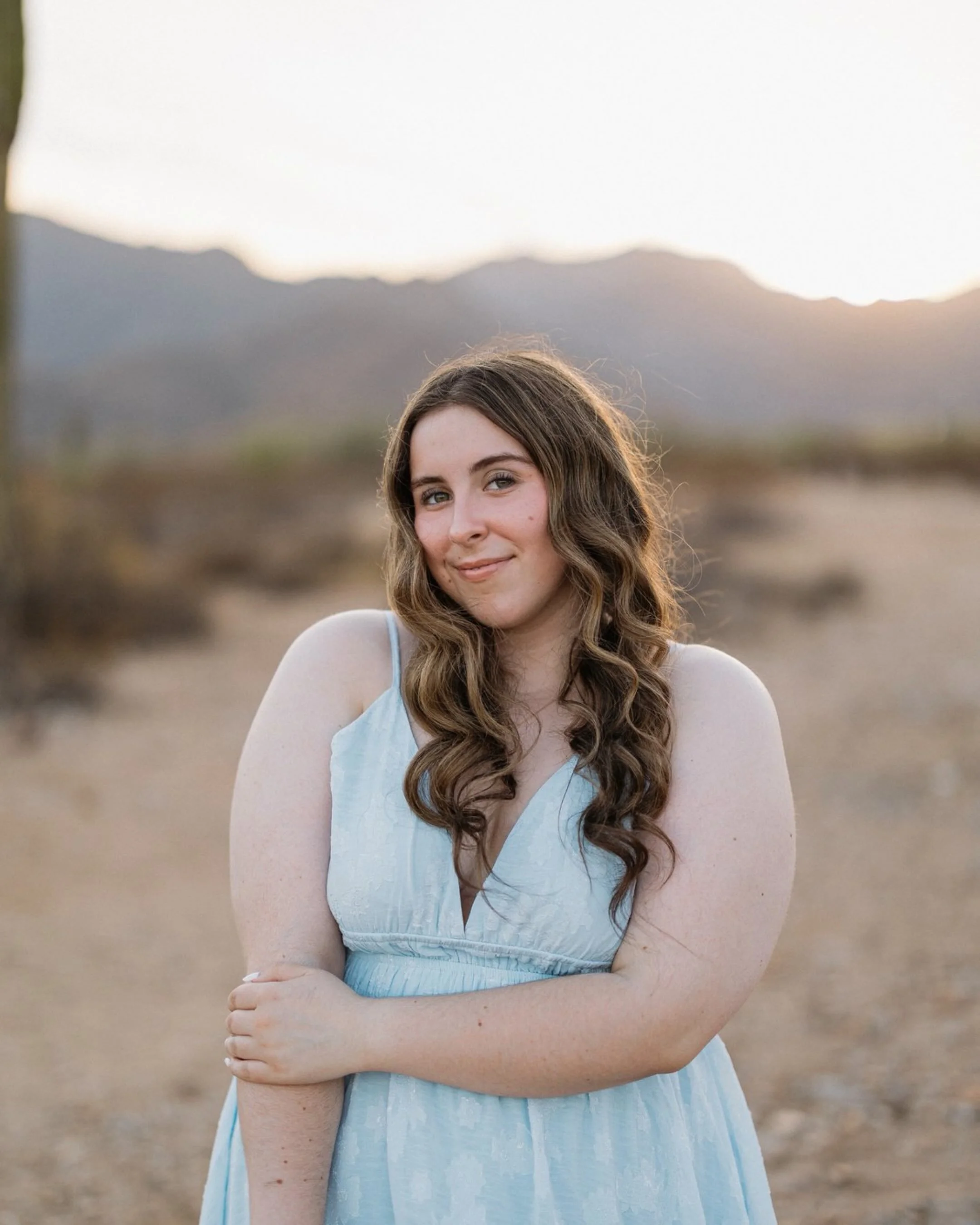 Lizzie&rsquo;s senior portraits in the desert ✨ And HOW perfect was this blue dress?!! 🥹

If you&rsquo;re struggling with what to wear for your senior session, don&rsquo;t worry &mdash; I got you!! I have a whole senior session outfit guide that&rsq