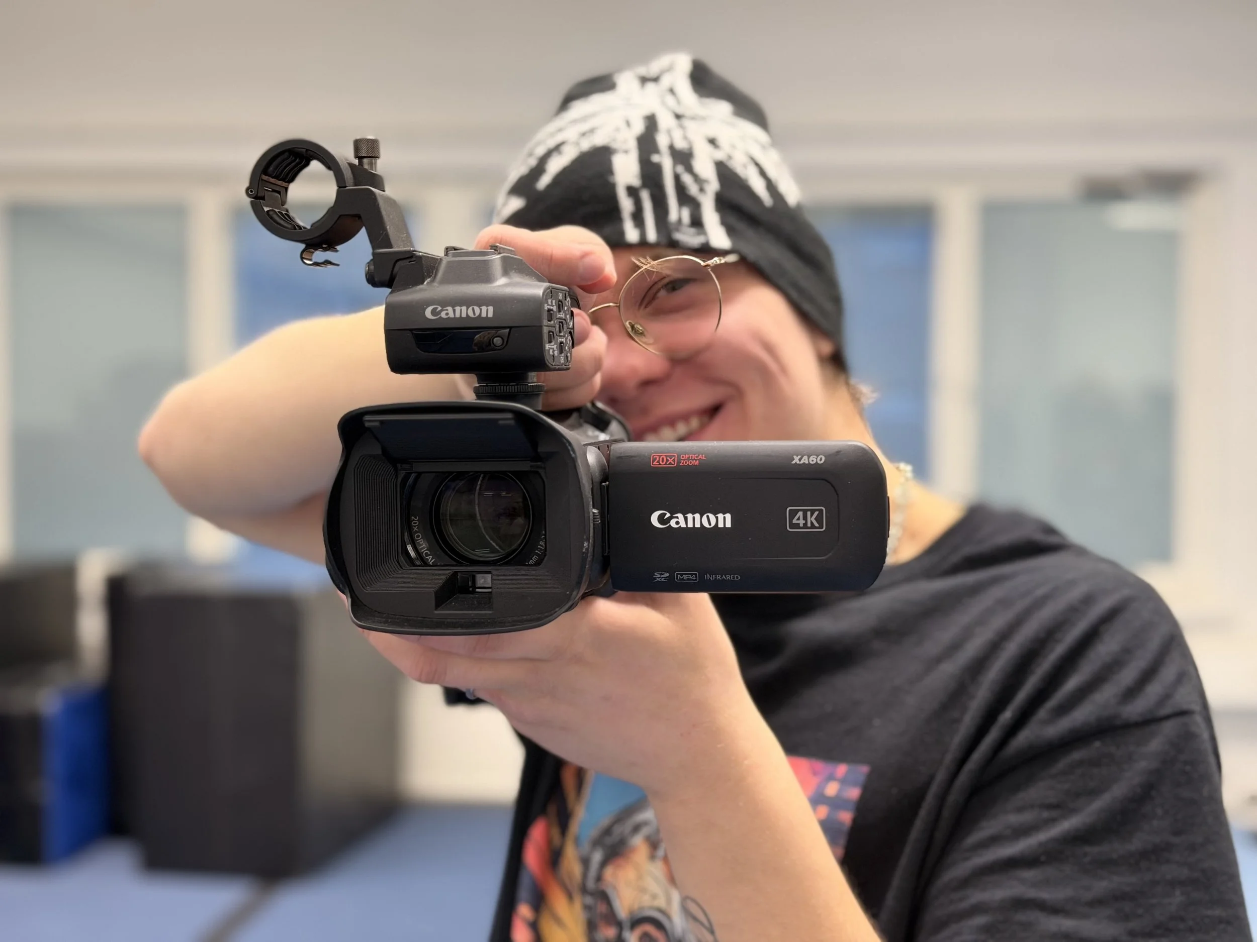 Ammattilaisten Canon XA60 -videokameralla videokuvaus.