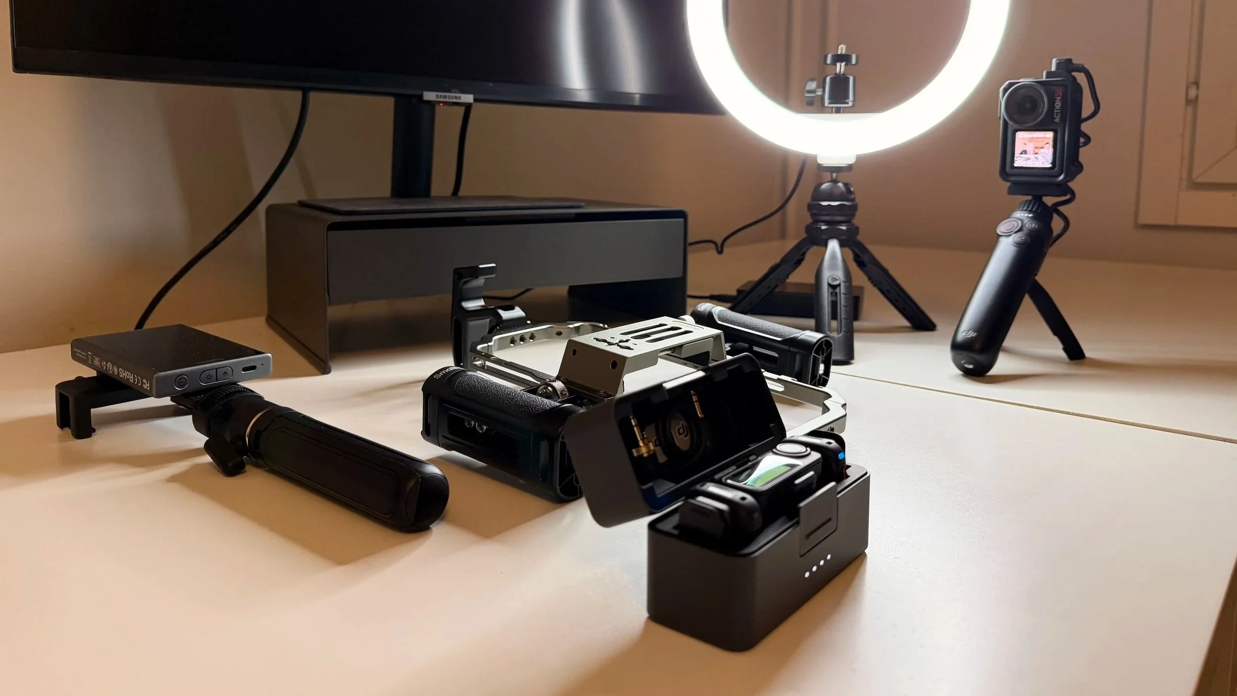 Samassa kuvassa kahdet DJI Mic 3, Mobiilivideokuvausteline iPhone 17 Pro Max -puhelimelle, DJI Osmo Action 5 Pro, Tripod / pidike iPhonelle ja Professional Ring Light