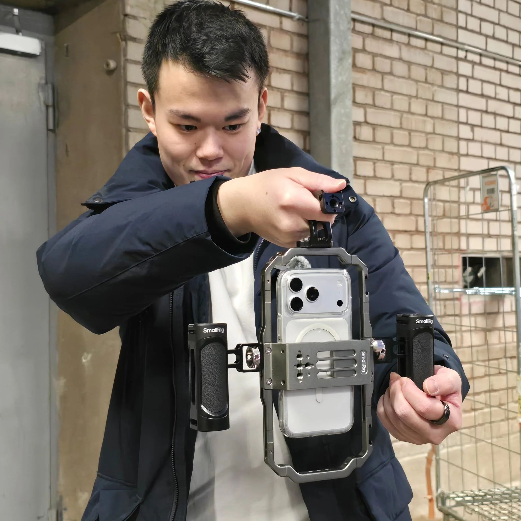 Lyhyt videon kuvaus uusimmalla iPhone 17 Pro Max -puhelimella, joka on varustettu mobiilivideokuvaustelineellä