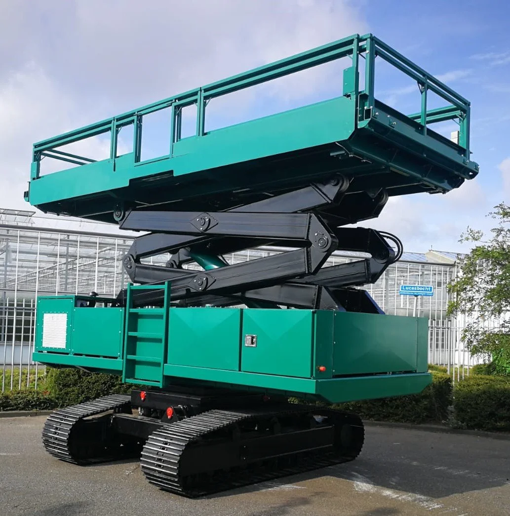 Groen hoogwerker met uitschuifbaar platform