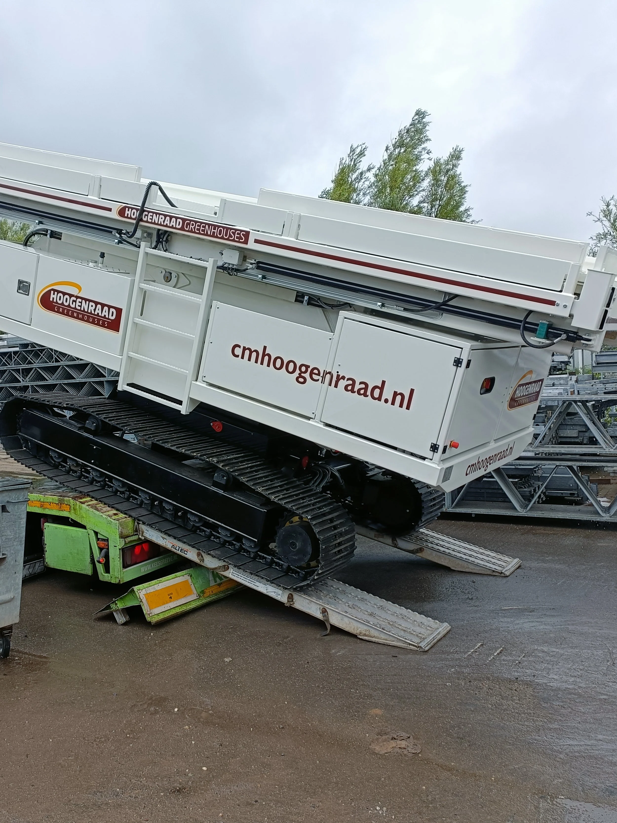 witte hoogwerker buiten