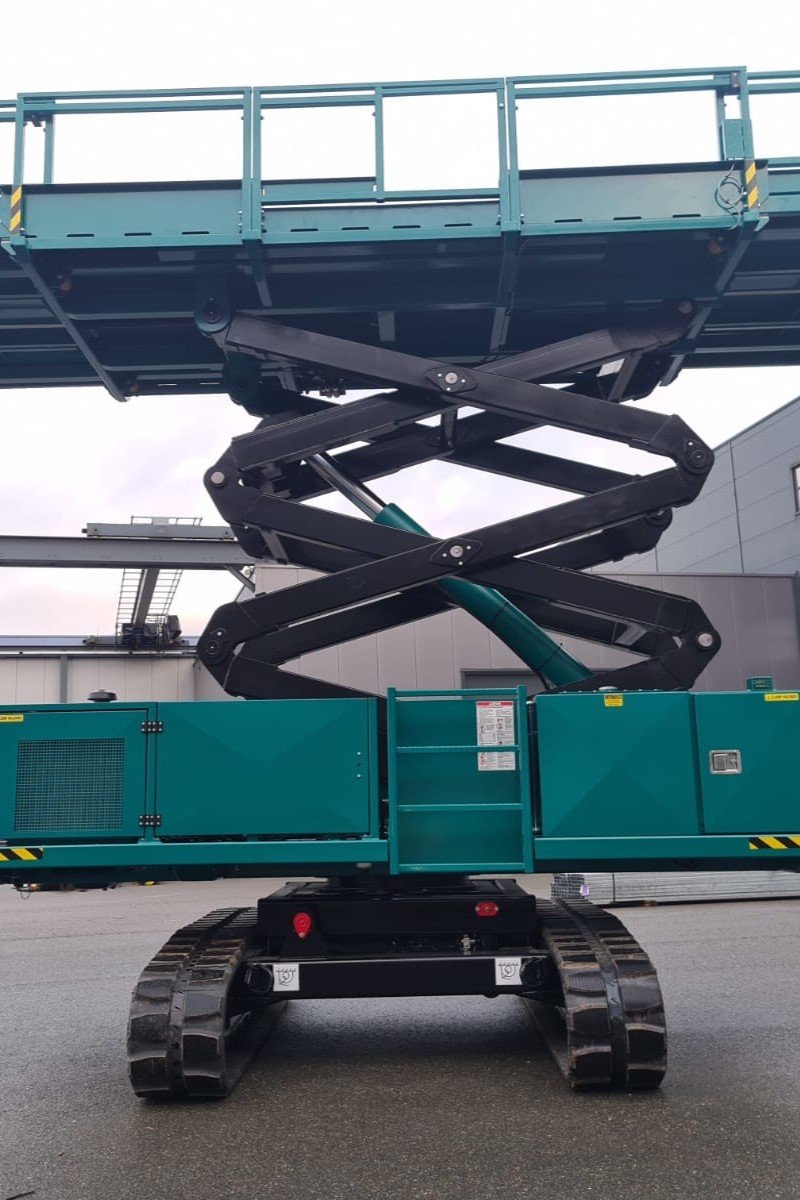 Een werkplatform op een rupsmobiel, gebruikt voor hoogwerken of bouwprojecten.
